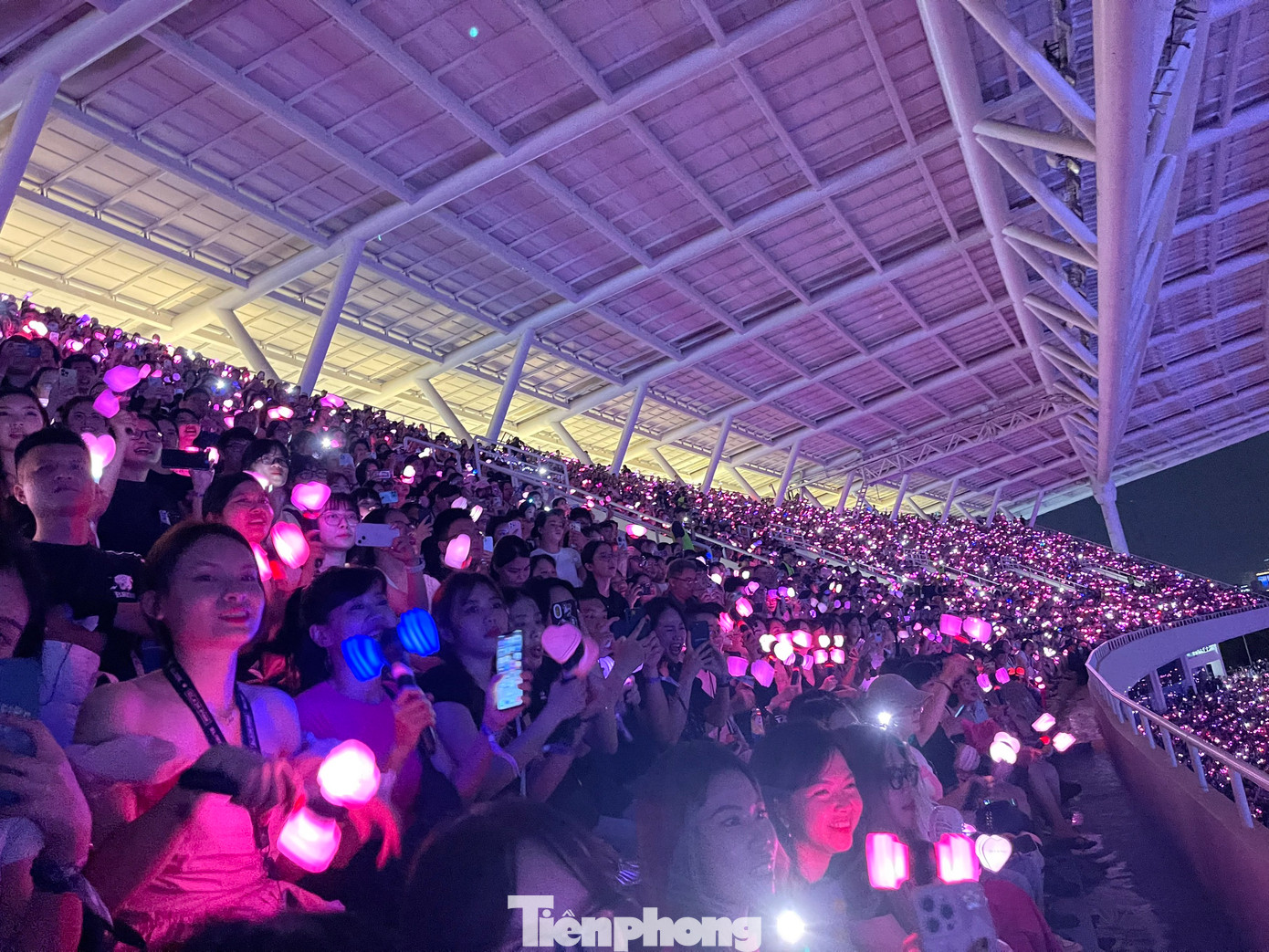 Người hâm mộ Việt Nam tại biển hồng bằng lighstick, hò hét, cổ vũ, khuấy động không khí trong sân khi các thành viên bước ra. Người hâm mộ Việt Nam tại biển hồng bằng lighstick, hò hét, cổ vũ, khuấy động không khí trong sân khi các thành viên bước ra.