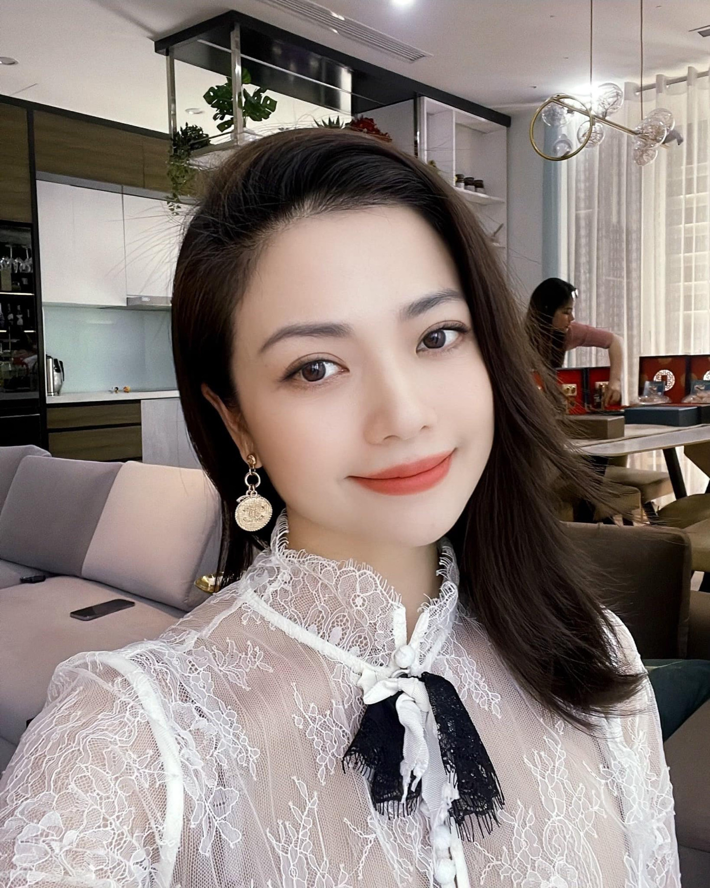 Xuất phát điểm của Kiều Anh là nghệ sĩ múa. Năm 13 tuổi, Kiều Anh thi đỗ khoa múa Trường Nghệ thuật Quân đội, 4 năm sau cô vào đoàn văn công biểu diễn trong đơn vị bộ đội biên phòng. Chị được nhận vào biên chế của Nhà hát Ca múa nhạc Việt Nam năm 2004. Sự nghiệp của Kiều Anh rẽ hướng khi nổi tiếng qua Phía trước là bầu trời. Bộ phim giúp tên tuổi Kiều Anh được nhiều người biết đến và tham gia nhiều dự án khác của VTV. Xuất phát điểm của Kiều Anh là nghệ sĩ múa. Năm 13 tuổi, Kiều Anh thi đỗ khoa múa Trường Nghệ thuật Quân đội, 4 năm sau cô vào đoàn văn công biểu diễn trong đơn vị bộ đội biên phòng. Chị được nhận vào biên chế của Nhà hát Ca múa nhạc Việt Nam năm 2004. Sự nghiệp của Kiều Anh rẽ hướng khi nổi tiếng qua Phía trước là bầu trời. Bộ phim giúp tên tuổi Kiều Anh được nhiều người biết đến và tham gia nhiều dự án khác của VTV.