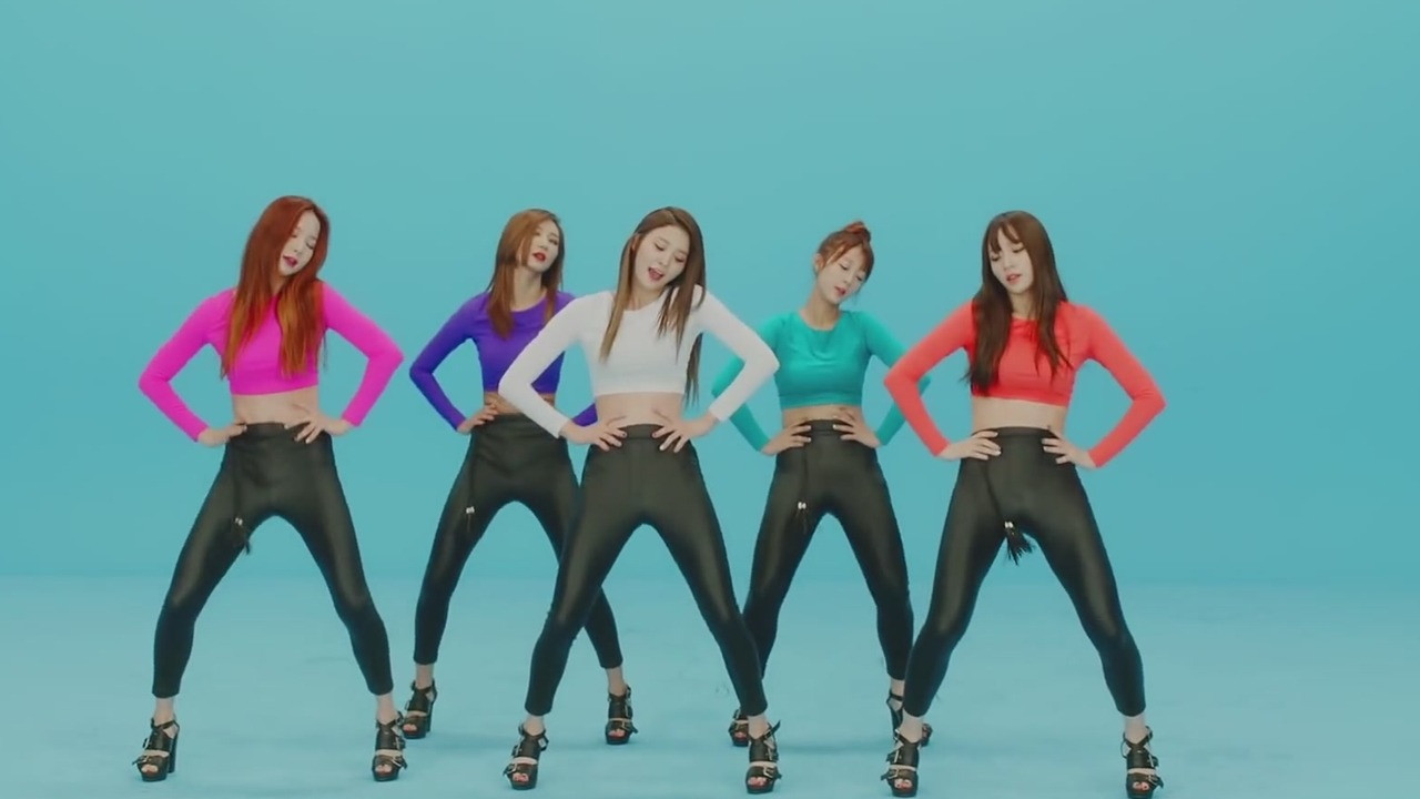 Vũ đạo đẩy hông về trước là điểm nhấn trong ca khúc Up&Down giúp EXID được săn đón. Trước đó, fancam ghi lại tiết mục của thành viên Hani trở thành cơn sốt trên mạng xã hội giúp nhóm có được hào quang nổi tiếng. Tuy thế, vũ đạo không qua được vòng kiểm duyệt của KBS và nhóm thay động tác đẩy hông thành lắc hông. Vũ đạo đẩy hông về trước là điểm nhấn trong ca khúc Up&Down giúp EXID được săn đón. Trước đó, fancam ghi lại tiết mục của thành viên Hani trở thành cơn sốt trên mạng xã hội giúp nhóm có được hào quang nổi tiếng. Tuy thế, vũ đạo không qua được vòng kiểm duyệt của KBS và nhóm thay động tác đẩy hông thành lắc hông.