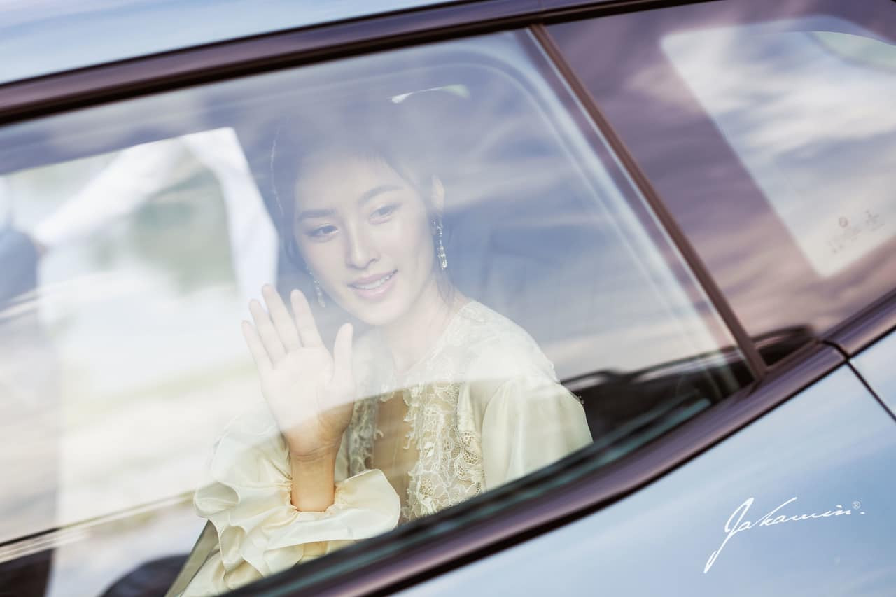 Tối 2/3, gia đình đăng tải hình ảnh đám cưới hiện đại của người đẹp chuyển giới Nong Poy và chồng doanh nhân Oak Phakwa Hongyok.