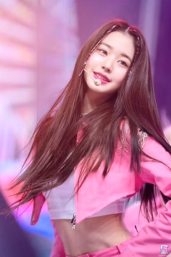 Hình tượng công chúa mang vẻ đẹp không tỳ vết giúp Jang Won Young được săn đón hàng đầu giới idol hiện nay song cô nhận nhiều chỉ trích vì bất tài. Ảnh: SBS Inkygayo. Hình tượng công chúa mang vẻ đẹp không tỳ vết giúp Jang Won Young được săn đón hàng đầu giới idol hiện nay song cô nhận nhiều chỉ trích vì bất tài. Ảnh: SBS Inkygayo.