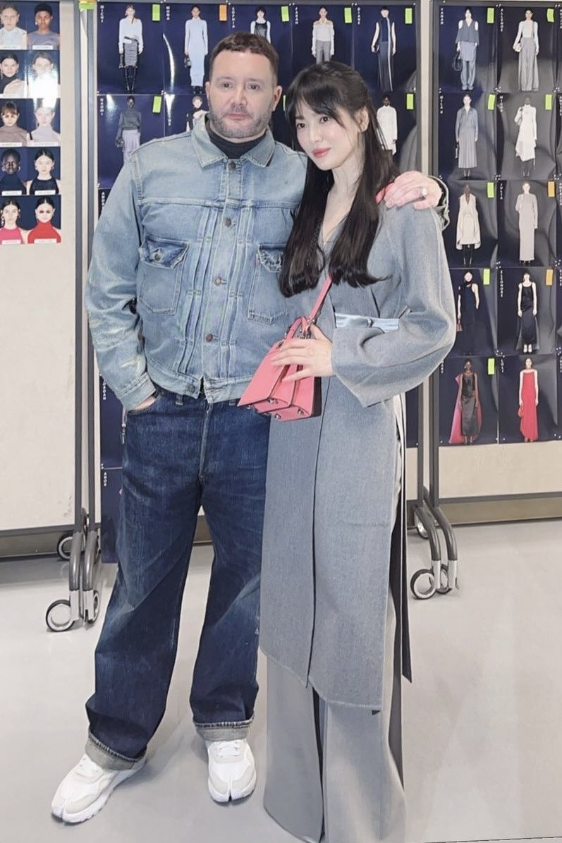 Nữ diễn viên ngồi hàng ghế đầu cùng CEO của Fendi - Serge Brunschwig và chụp ảnh thân thiết cùng Giám đốc nghệ thuật Fendi, Kim Jones.