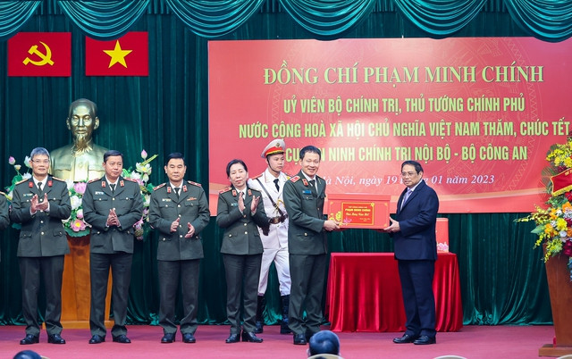 Thủ tướng Phạm Minh Chính tặng quà cán bộ, chiến sĩ Cục An ninh chính trị nội bộ. Ảnh: VGP/Nhật Bắc Thủ tướng Phạm Minh Chính tặng quà cán bộ, chiến sĩ Cục An ninh chính trị nội bộ. Ảnh: VGP/Nhật Bắc