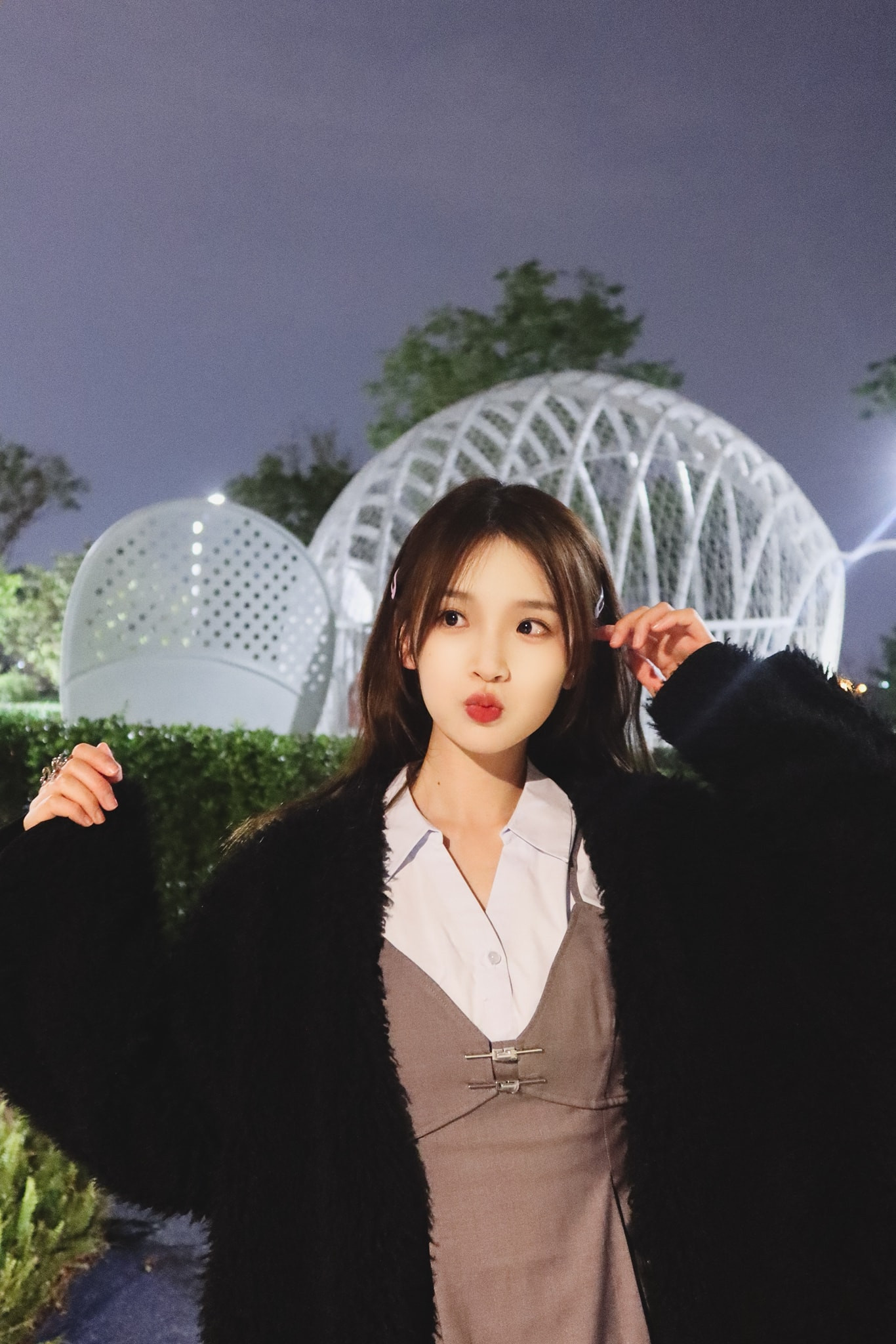 Với những miêu tả đó, rõ ràng Trương Miểu Di chưa đáp ứng đủ điều kiện với nhiều khán giả. Việc diễn lại nhân vật kinh điển cũng là áp lực lớn với nữ diễn viên chưa có nhiều thành tựu. Ngoài ra, trang phục, cách trang điểm của Trương Miểu Di trong phim được nhận xét không đẹp mắt, rẻ tiền. Với những miêu tả đó, rõ ràng Trương Miểu Di chưa đáp ứng đủ điều kiện với nhiều khán giả. Việc diễn lại nhân vật kinh điển cũng là áp lực lớn với nữ diễn viên chưa có nhiều thành tựu. Ngoài ra, trang phục, cách trang điểm của Trương Miểu Di trong phim được nhận xét không đẹp mắt, rẻ tiền.