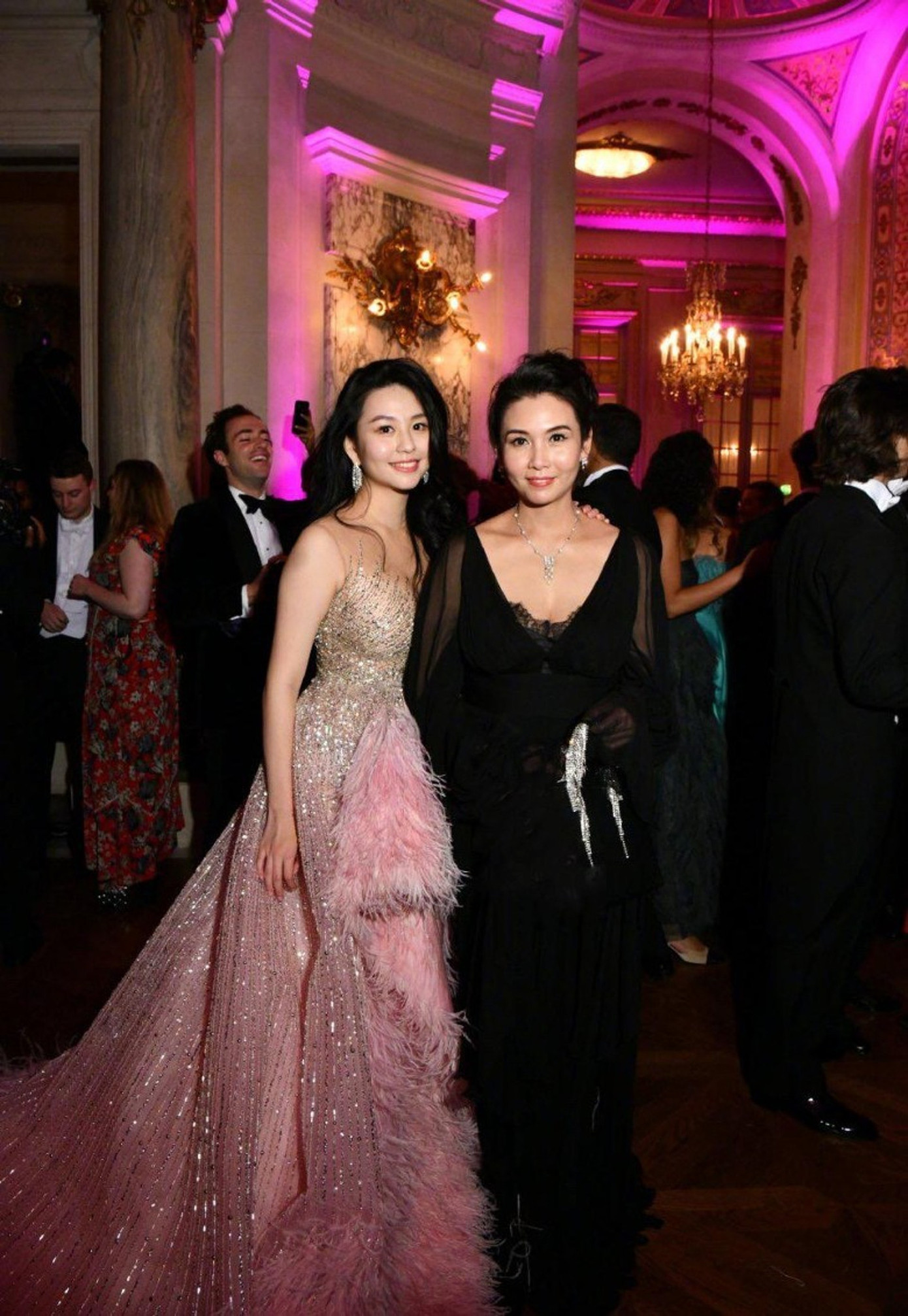 Thẩm Nguyệt, con gái đầu 22 tuổi của Khâu Thục Trinh được khán giả chú ý hơn cả nhờ thừa hưởng nhan sắc và khí chất của mẹ. Cô dấn thân vào giới giải trí với vai trò người mẫu trong show thời trang ở London, sau đó cô tham gia nhiều sự kiện cho các nhãn hàng lớn, trở thành khách VIP trong các tuần lễ thời trang. Thẩm Nguyệt, con gái đầu 22 tuổi của Khâu Thục Trinh được khán giả chú ý hơn cả nhờ thừa hưởng nhan sắc và khí chất của mẹ. Cô dấn thân vào giới giải trí với vai trò người mẫu trong show thời trang ở London, sau đó cô tham gia nhiều sự kiện cho các nhãn hàng lớn, trở thành khách VIP trong các tuần lễ thời trang.