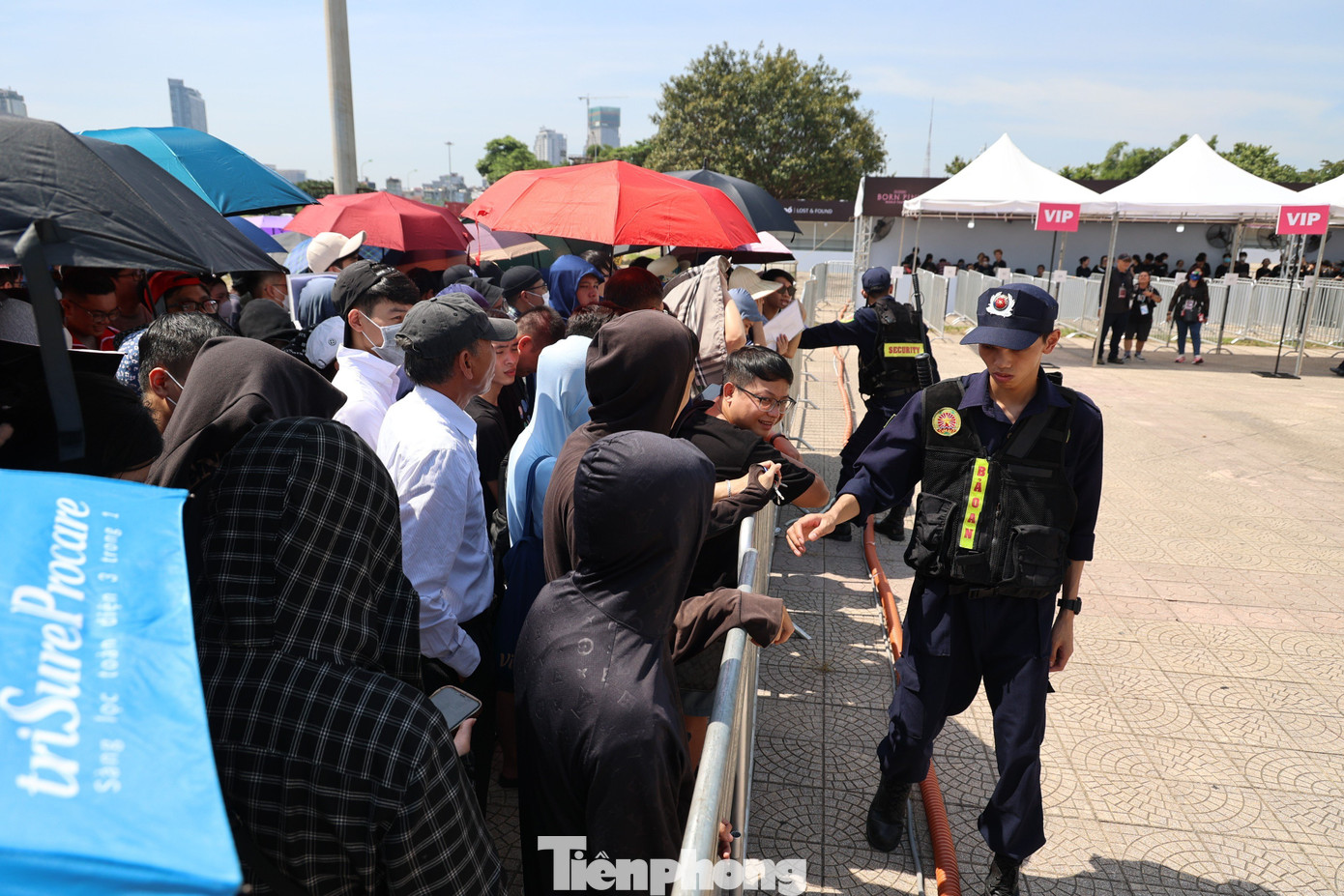 Để đảm bảo công tác đổi vòng tiến hành thuận lợi, BTC đã dựng rạp, chia khu vực từng hạng vé. Theo đó, mỗi hạng vé sẽ có màu riêng biệt. Lực lượng an ninh được bố trí quanh khu vực check-in. Ảnh: Như Ý.