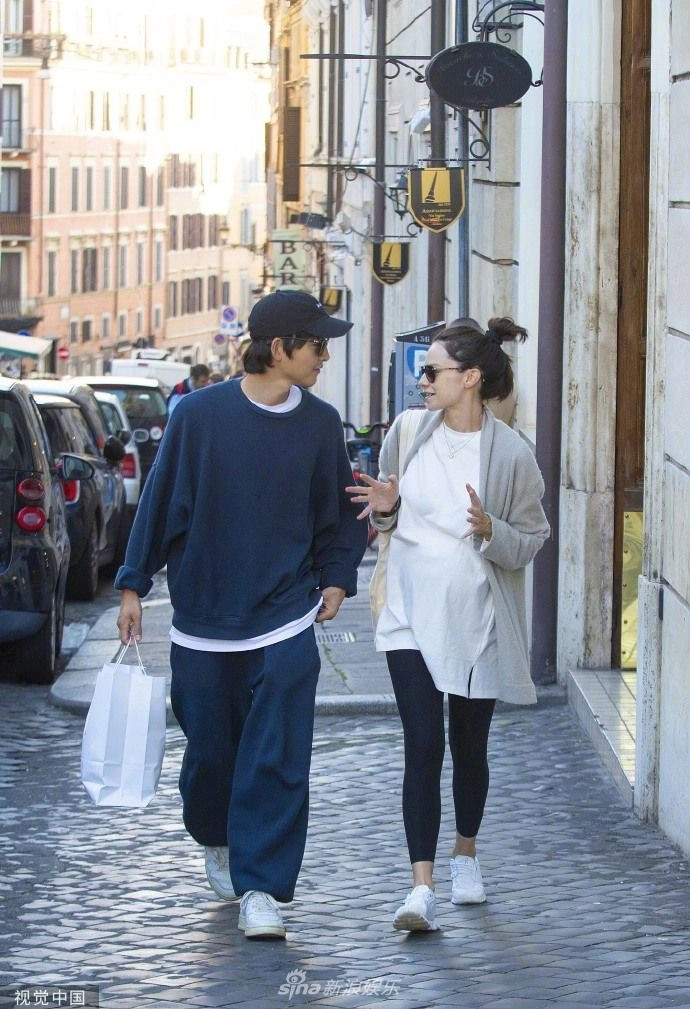 Song Joong Ki đưa vợ bầu đi dạo phố ở Rome. Ảnh: Sina. Song Joong Ki đưa vợ bầu đi dạo phố ở Rome. Ảnh: Sina.