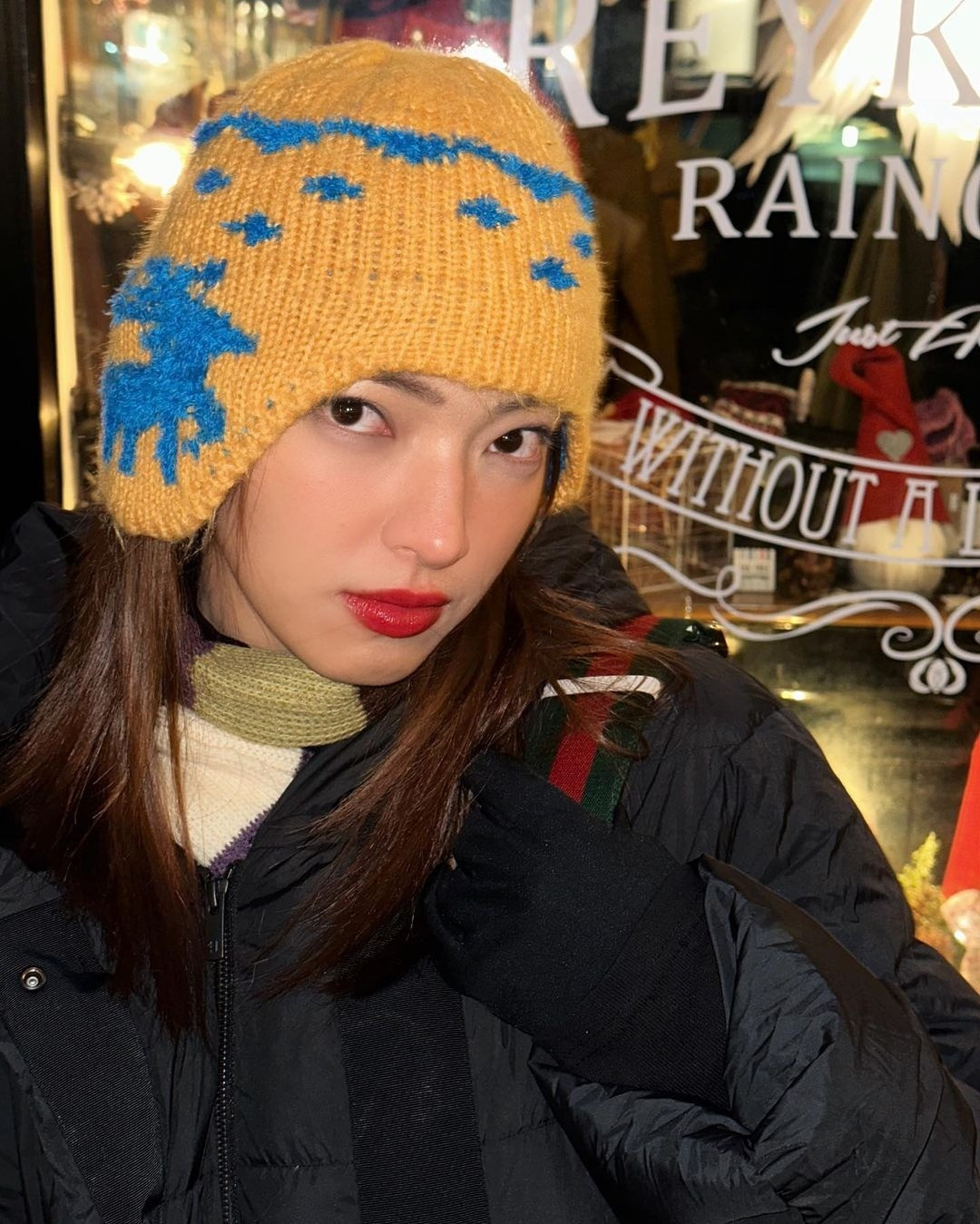 Châu Bùi có chuyến du lịch dài ngày tại châu Âu. Châu Bùi chia sẻ những chuyến du lịch cuối năm mang lại sự yên bình và cũng là thời gian để cô “sạc” pin, thỏa tâm hồn, làm mới bản thân chuẩn bị cho năm mới. Thời gian qua, cô và bạn trai Binz dành thời gian ngọt ngào bên nhau, cả hai tới Iceland, Thụy Sĩ, Hà Lan và đón năm mới tại Pháp.