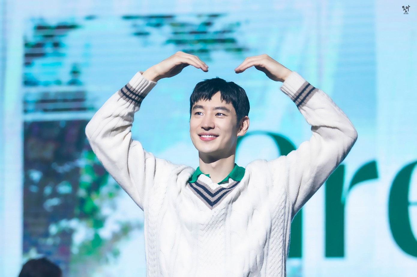 Không chỉ xuất sắc trong diễn xuất, Lee Je Hoon còn là người đa tài khi có thể hát, nhảy. Trong những buổi fan meeting, anh tự chuẩn bị bài hát và biểu diễn cho người hâm mộ. Thời sinh viên, anh tham gia vào câu lạc bộ nhảy hip hop, trong thời gian thực hiện nghĩa vụ quân sự, diễn viên cùng nhóm nhảy của mình từng biểu diễn ở các đại học.