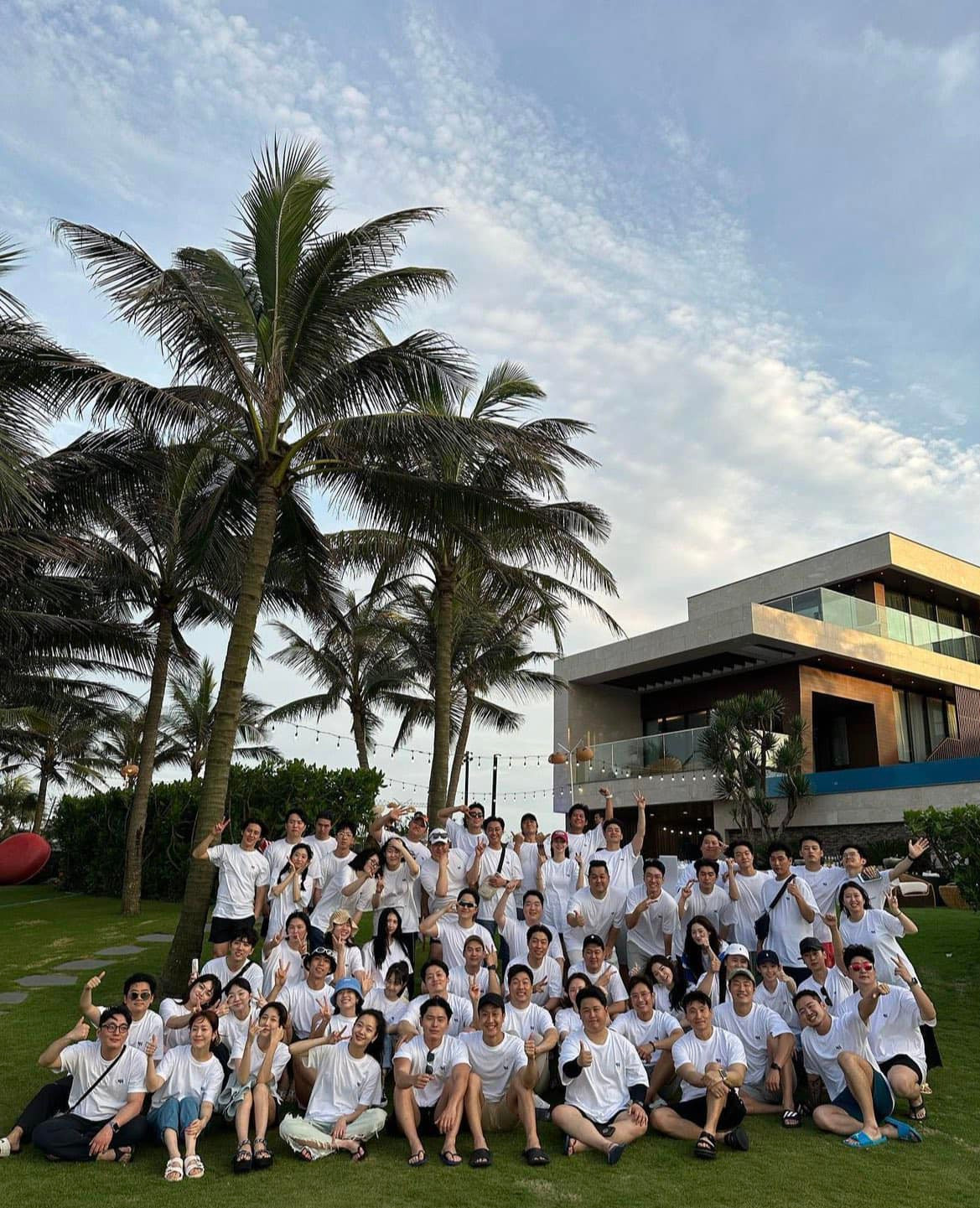 Dàn nghệ sĩ và nhân viên của BH Entertainment đến Đà Nẵng, Việt Nam.