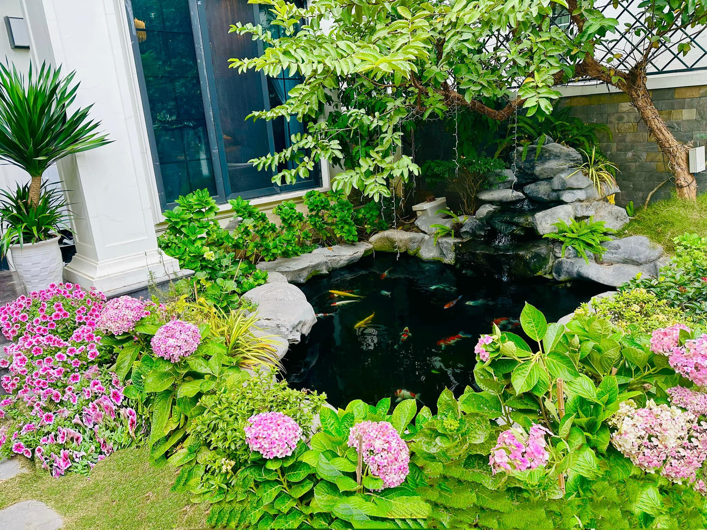 Căn biệt thự của Lã Thanh Huyền ngập không khí Tết từ cổng. Năm nào nữ diễn viên cũng chăm chút cho không gian sống ngập tràn hoa lá. Ảnh: NVCC.