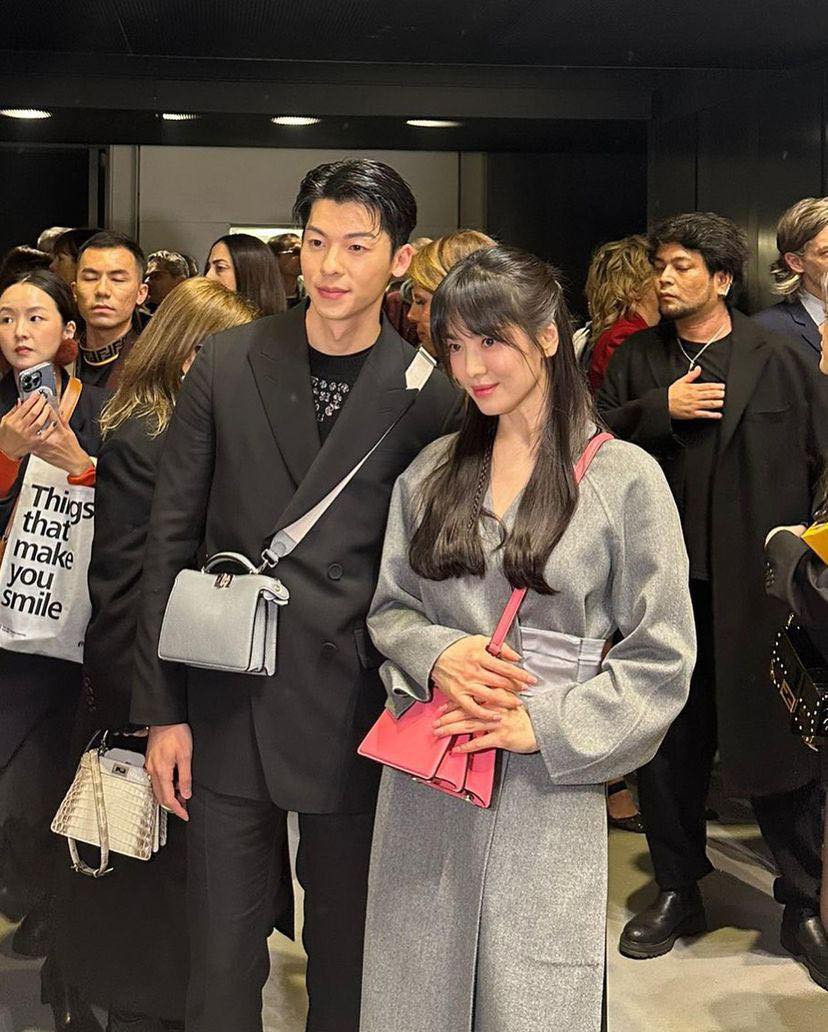 Khoảnh khắc minh tinh xứ Hàn đứng chung khung hình cùng diễn viên Hứa Quang Hán trở thành chủ đề được chú ý nhất trên Weibo tối 22/2, đứng vị trí thứ 1 hot search. Dù hơn đàn em 9 tuổi, Song Hye Kyo vẫn không quá chênh lệch.