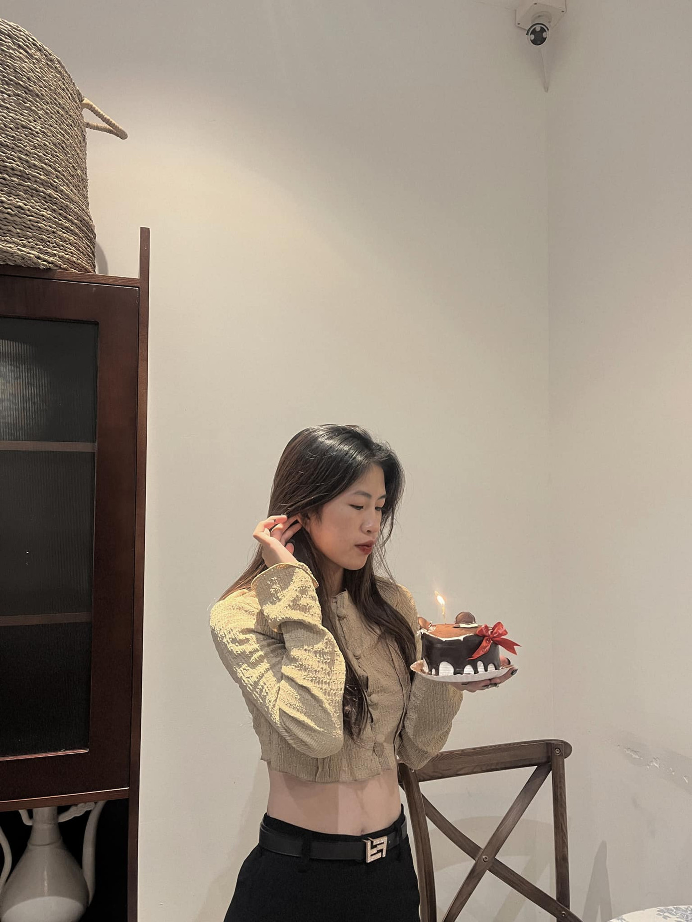 Áo crop top, váy bó, quần cullote hoặc quần jean thụng là những trang phục thường thấy trong tủ đồ của nữ cầu thủ.