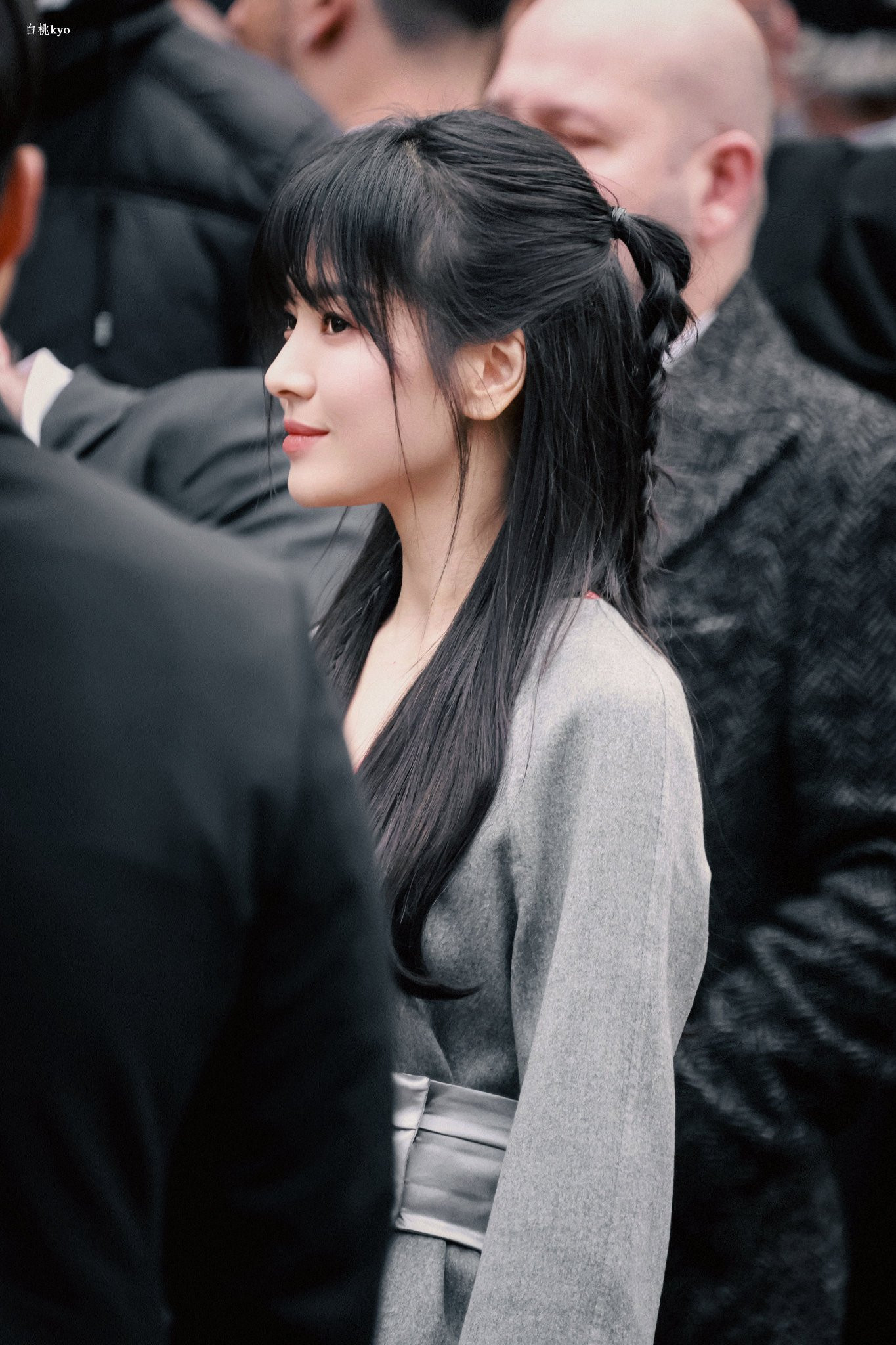 Không có lợi thế chiều cao, nhan sắc của diễn viên Hậu duệ mặt trời vẫn đủ sức nặng tạo ấn tượng mạnh.