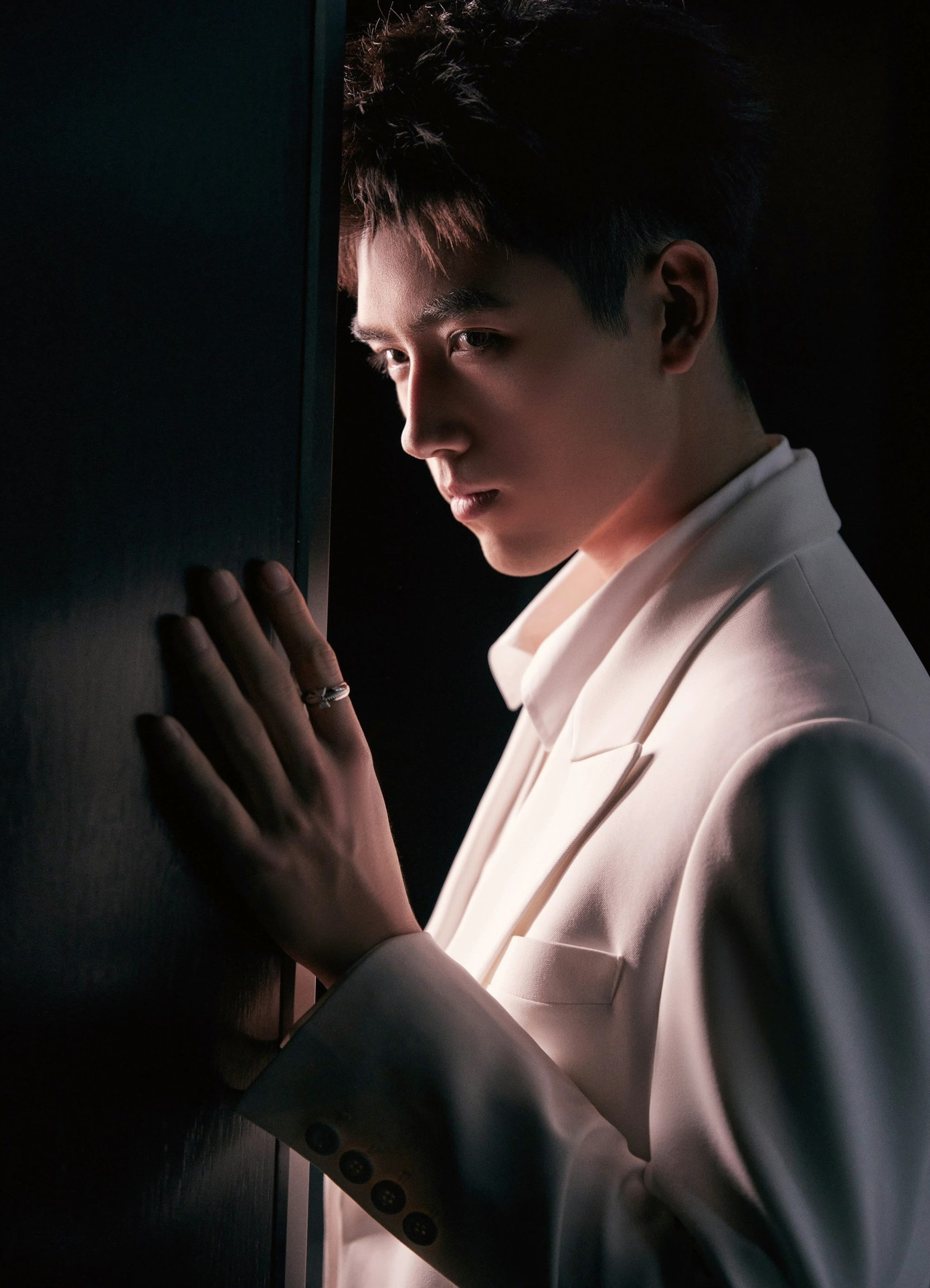 Chiều tối cùng ngày, phòng làm việc của Trần Phi Vũ xác nhận hình ảnh lan truyền là thật, đồng thời cho biết cả hai yêu nhau khi còn độc thân. Loạt hình ảnh hưởng đến quyền riêng tư của Trần Phi Vũ và cô gái họ Hồ. Phía sao nam sẽ khởi kiện hành vi xâm phạm quyền riêng tư theo pháp luật. Chiều tối cùng ngày, phòng làm việc của Trần Phi Vũ xác nhận hình ảnh lan truyền là thật, đồng thời cho biết cả hai yêu nhau khi còn độc thân. Loạt hình ảnh hưởng đến quyền riêng tư của Trần Phi Vũ và cô gái họ Hồ. Phía sao nam sẽ khởi kiện hành vi xâm phạm quyền riêng tư theo pháp luật.