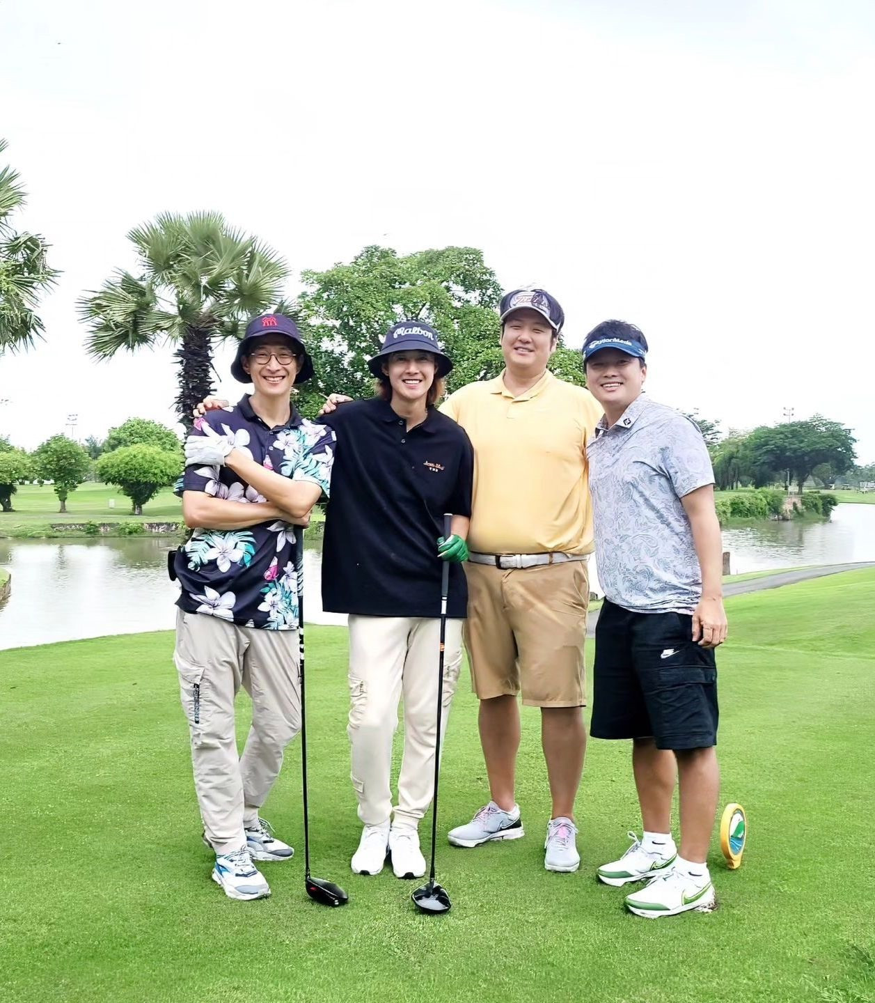 Diễn viên Vườn sao băng (Boys Over Flowers) đi đánh golf cùng bạn bè, thưởng thức ẩm thực Việt, gặp gỡ người hâm mộ tại TPHCM. Anh chia sẻ nhiều nhà hàng, giới thiệu cho fan nhất định phải đến ăn thử nếu có dịp đến Việt Nam du lịch.