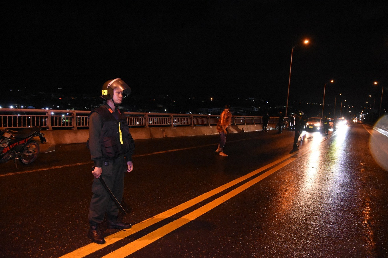 Hàng chục CSCĐ xếp thành hàng dài để phân luồng, chặn phương tiện qua lại trên cầu Rạch Miễu. Quá trình trấn áp, vây bắt, lực lượng công an đã phải nổ súng để chặn xe, khống chế nhanh các đối tượng (Ảnh: T.T.).