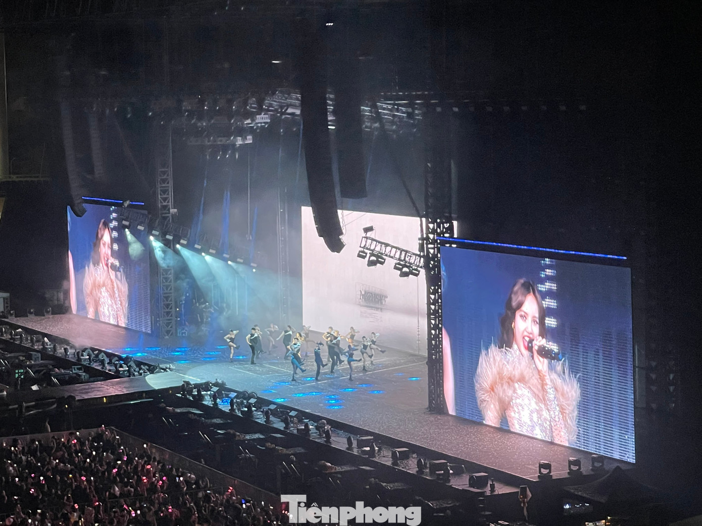 Lisa khiến cả sân vận động bùng nổ khi trình diễn hit Money. Thời tiết khu vực Mỹ Đình tối nay có mưa nhỏ lất phất, tuy vậy không hề khiến tinh thần của fan giảm nhiệt. Lisa khiến cả sân vận động bùng nổ khi trình diễn hit Money. Thời tiết khu vực Mỹ Đình tối nay có mưa nhỏ lất phất, tuy vậy không hề khiến tinh thần của fan giảm nhiệt.