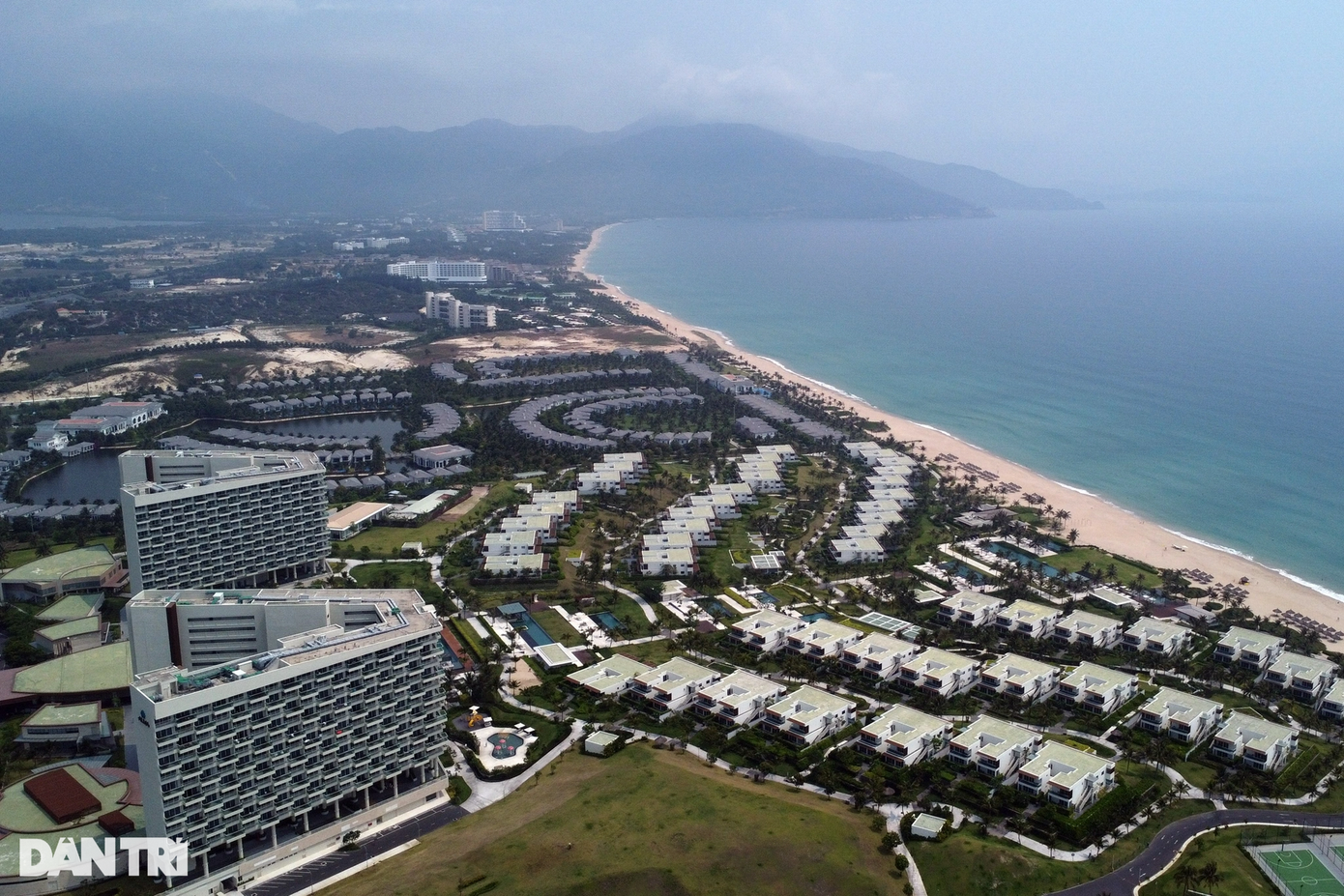 Chính vì vậy, trong những năm gần đây, khu vực ven biển ở huyện Cam Lâm đã được nhiều doanh nghiệp đầu tư các dự án bất động sản nghỉ dưỡng nghìn tỷ đồng. Chính vì vậy, trong những năm gần đây, khu vực ven biển ở huyện Cam Lâm đã được nhiều doanh nghiệp đầu tư các dự án bất động sản nghỉ dưỡng nghìn tỷ đồng.