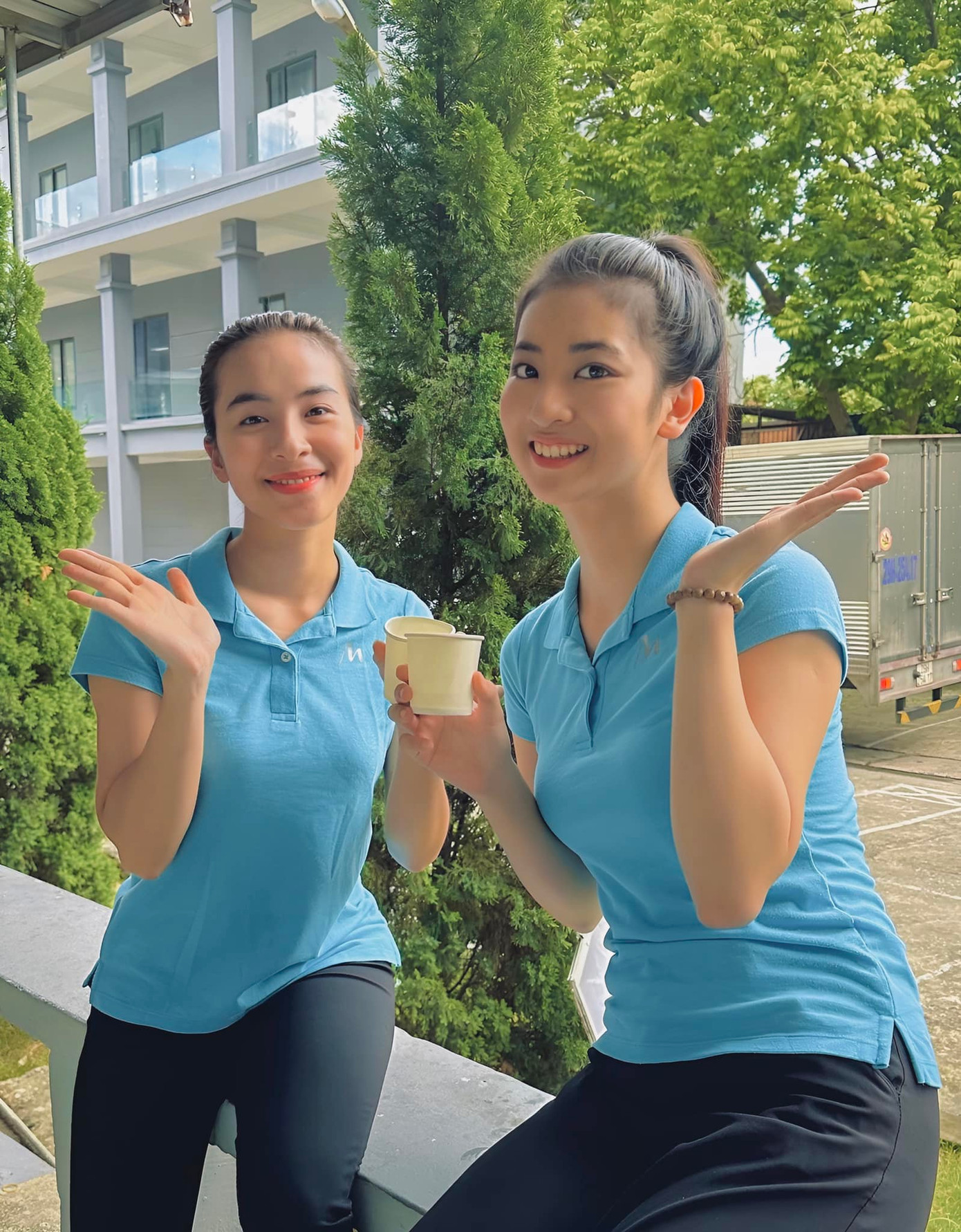 Tình tiết sắp tới của Làng trong phố, Linh Chi tiết lộ cô và Hoài còn nhiều phân đoạn hấp dẫn và thú vị. Đánh giá về nhân vật, diễn viên nhận xét Thoan là cô gái đáng thương, lúc nào cũng tỏ ra mạnh mẽ nhưng khi động tới lòng tự trọng, sự tự ái sẽ bị đẩy cao lên. Bên cạnh đó, Thoan thiếu thốn tình thương, bị mẹ kế lừa gạt, hoàn cảnh không mấy khá khẩm.