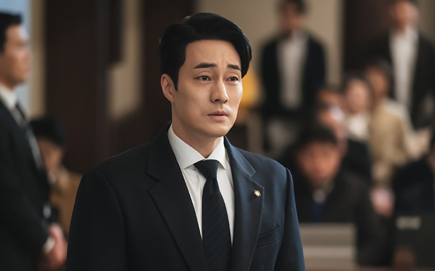 SCMP gọi So Ji Sub là “trụ cột của màn ảnh Hàn Quốc thập niên 1990”, tài tử nổi tiếng khắp châu Á khi đóng Giày thủy tinh (2002) và tham gia nhiều dự án phim đình đám như Something Happened in Bali, Mặt trời của Chủ quân, Giấu mặt, Và em sẽ đến… Bộ phim truyền hình gần đây của nam diễn viên về y khoa và luật pháp, anh đóng vai chính trong Bác sĩ luật sư (2022).