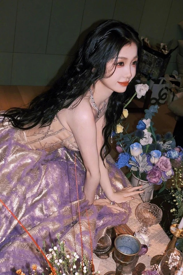 Tại thời kỳ Cbiz đang chuyển giao thế hệ, Ngu Thư Hân là một trong những gương mặt nổi bật được kỳ vọng làm nên chuyện. Cách đây 2 năm, cô được đề cử "Nữ diễn viên được yêu thích nhất" tại Lễ trao giải Kim Ưng và nhận nhiều dự án phim lớn sau thành công của Thương Lan quyết như Tiên kiếm kỳ hiệp 6, Vân Chi Vũ. Tại thời kỳ Cbiz đang chuyển giao thế hệ, Ngu Thư Hân là một trong những gương mặt nổi bật được kỳ vọng làm nên chuyện. Cách đây 2 năm, cô được đề cử "Nữ diễn viên được yêu thích nhất" tại Lễ trao giải Kim Ưng và nhận nhiều dự án phim lớn sau thành công của Thương Lan quyết như Tiên kiếm kỳ hiệp 6, Vân Chi Vũ.