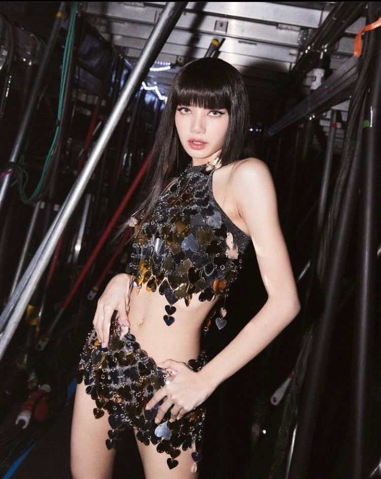 Tại concert Born Pink, nữ ca sĩ 9X thường diện những bộ trang phục đính sequin hoặc cut out khoe vòng 2 thon gọn và đôi chân dài. Cô tạo điểm nhấn thú vị cho vũ đạo bốc lửa bằng phụ kiện như thắt lưng tua rua đính quanh eo, thu hút ánh nhìn của khán giả. Tại concert Born Pink, nữ ca sĩ 9X thường diện những bộ trang phục đính sequin hoặc cut out khoe vòng 2 thon gọn và đôi chân dài. Cô tạo điểm nhấn thú vị cho vũ đạo bốc lửa bằng phụ kiện như thắt lưng tua rua đính quanh eo, thu hút ánh nhìn của khán giả.