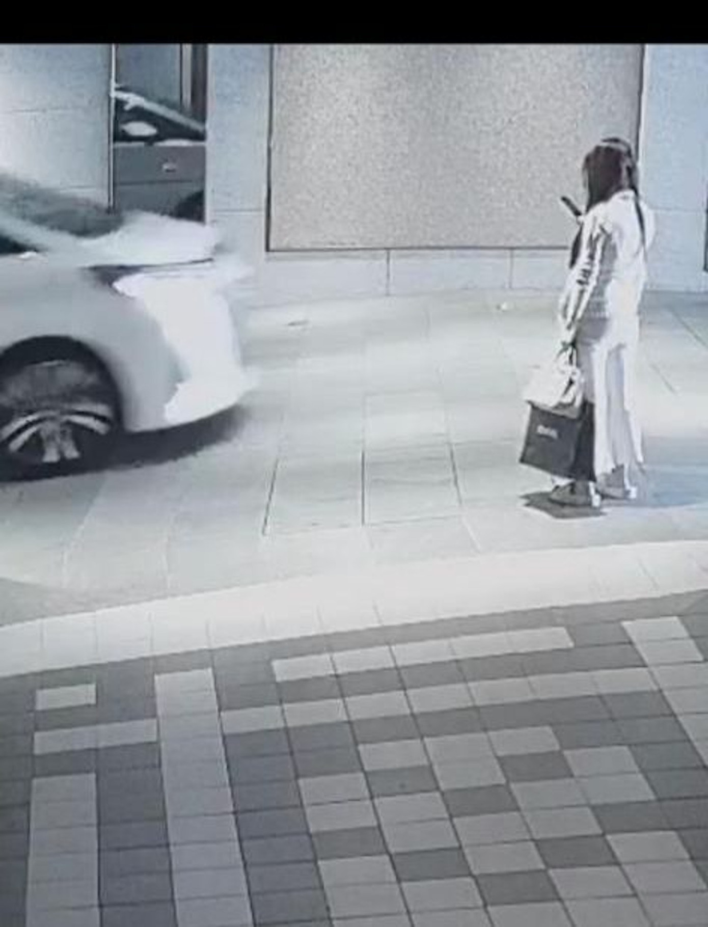 Camera ghi lại lần cuối Abby Choi xuất hiện (trái) và ảnh người đàn ông cầm chiếc thùng lớn bỏ vào cốp ôtô 7 chỗ. Ảnh: HK01.