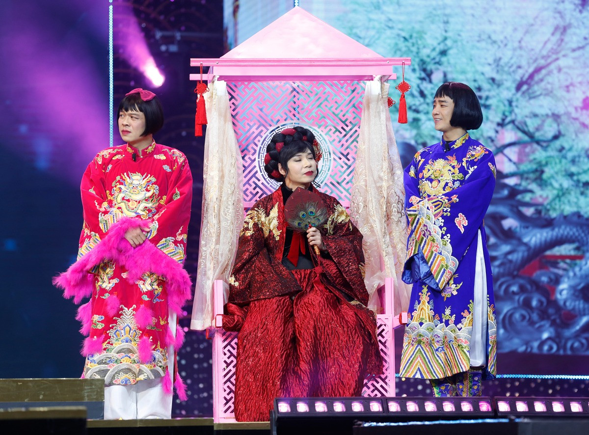 NSND Công Lý ngồi kiệu, trở lại với vai diễn quen thuộc. Ảnh: VFC.