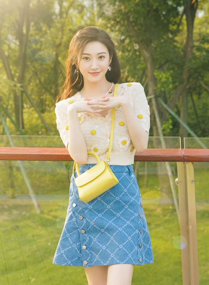 Bên cạnh đó, Cảnh Điềm còn có tài năng ca hát, cô ra mắt album đầu tay Who are you năm 2006. Một năm sau, cô được mời làm người phát ngôn cho hoa anh đào Tây Bắc và thi đỗ vào Học viện Điện ảnh Bắc Kinh. Con đường showbiz của Cảnh Điềm mở ra từ đây. Bên cạnh đó, Cảnh Điềm còn có tài năng ca hát, cô ra mắt album đầu tay Who are you năm 2006. Một năm sau, cô được mời làm người phát ngôn cho hoa anh đào Tây Bắc và thi đỗ vào Học viện Điện ảnh Bắc Kinh. Con đường showbiz của Cảnh Điềm mở ra từ đây.