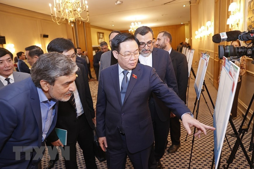 Chủ tịch Quốc hội tham quan triển lãm về quan hệ song phương Việt Nam-Iran. (Ảnh: Doãn Tấn/TTXVN)