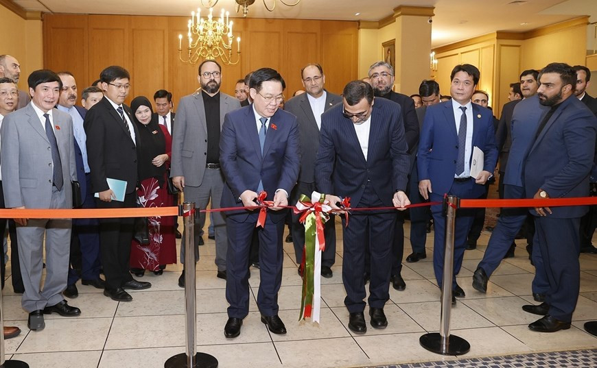 Tiếp tục chương trình thăm chính thức Cộng hòa Hồi giáo Iran, chiều 9/8/2023 (theo giờ địa phương), tại thủ đô Tehran, Chủ tịch Quốc hội Vương Đình Huệ tham quan Triển lãm Sách, Báo, Ảnh về Quan hệ song phương Việt Nam-Iran. (Ảnh: Doãn Tấn/TTXVN)