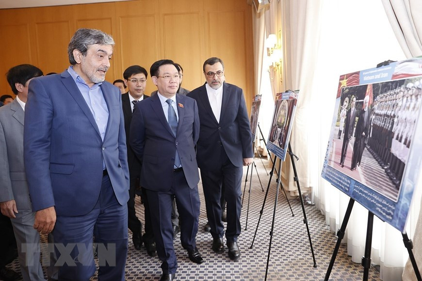 Chủ tịch Quốc hội tham quan triển lãm về quan hệ song phương Việt Nam-Iran. (Ảnh: Doãn Tấn/TTXVN)