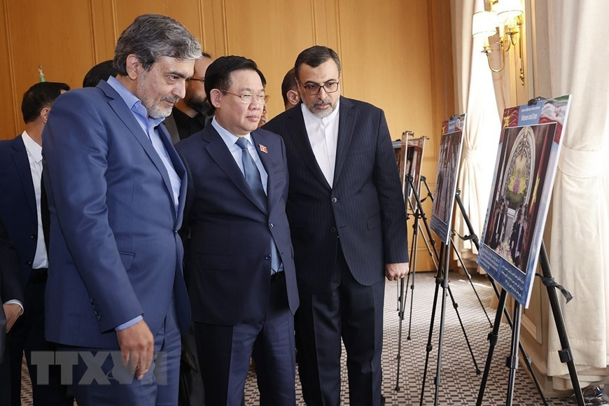 Chủ tịch Quốc hội tham quan triển lãm về quan hệ song phương Việt Nam-Iran, trong đó có nhiều bức ảnh quý về quan hệ hai nước được khai thác từ kho tư liệu ảnh của Thông tấn xã Việt Nam. (Ảnh: Doãn Tấn/TTXVN)