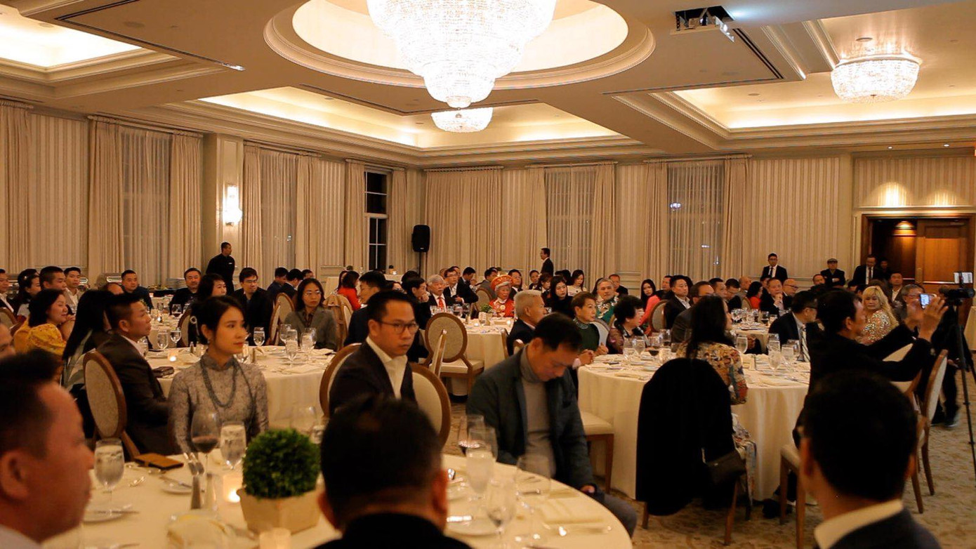 Tham dự buổi lễ có trên 200 khách mời là các đại diện tiêu biểu, có vai trò và uy tín trong cộng đồng người Việt Nam và sở tại đến từ các thành phố ở quận Cam, Los Angeles, San Diego và các khu vực lân cận.