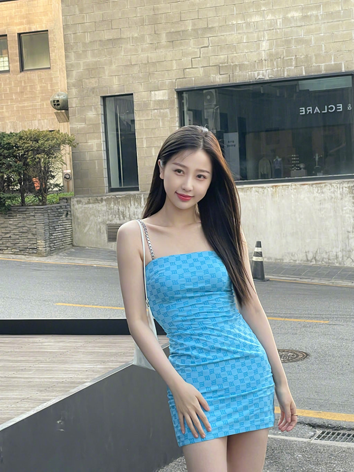 Trên trang cá nhân, mỹ nhân sinh năm 1995 thường xuyên khoe đồ hiệu, nhiều lần cô thừa nhận sống trong sung túc vì có cha mẹ giàu có. Năm 2020, mẹ Ngu Thư Hân bị đưa vào danh sách hạn chế chi tiêu vì không thể trả nợ. Phía công ty quản lý của cô lên tiếng gia đình Ngu Thư Hân tham gia góp vốn đầu tư vào công ty nhưng đơn vị này bị phá sản và từng bị liệt vào danh sách thất tín. Vì vậy, gia đình ca sĩ là nạn nhân gián tiếp của sự việc. Trên trang cá nhân, mỹ nhân sinh năm 1995 thường xuyên khoe đồ hiệu, nhiều lần cô thừa nhận sống trong sung túc vì có cha mẹ giàu có. Năm 2020, mẹ Ngu Thư Hân bị đưa vào danh sách hạn chế chi tiêu vì không thể trả nợ. Phía công ty quản lý của cô lên tiếng gia đình Ngu Thư Hân tham gia góp vốn đầu tư vào công ty nhưng đơn vị này bị phá sản và từng bị liệt vào danh sách thất tín. Vì vậy, gia đình ca sĩ là nạn nhân gián tiếp của sự việc.