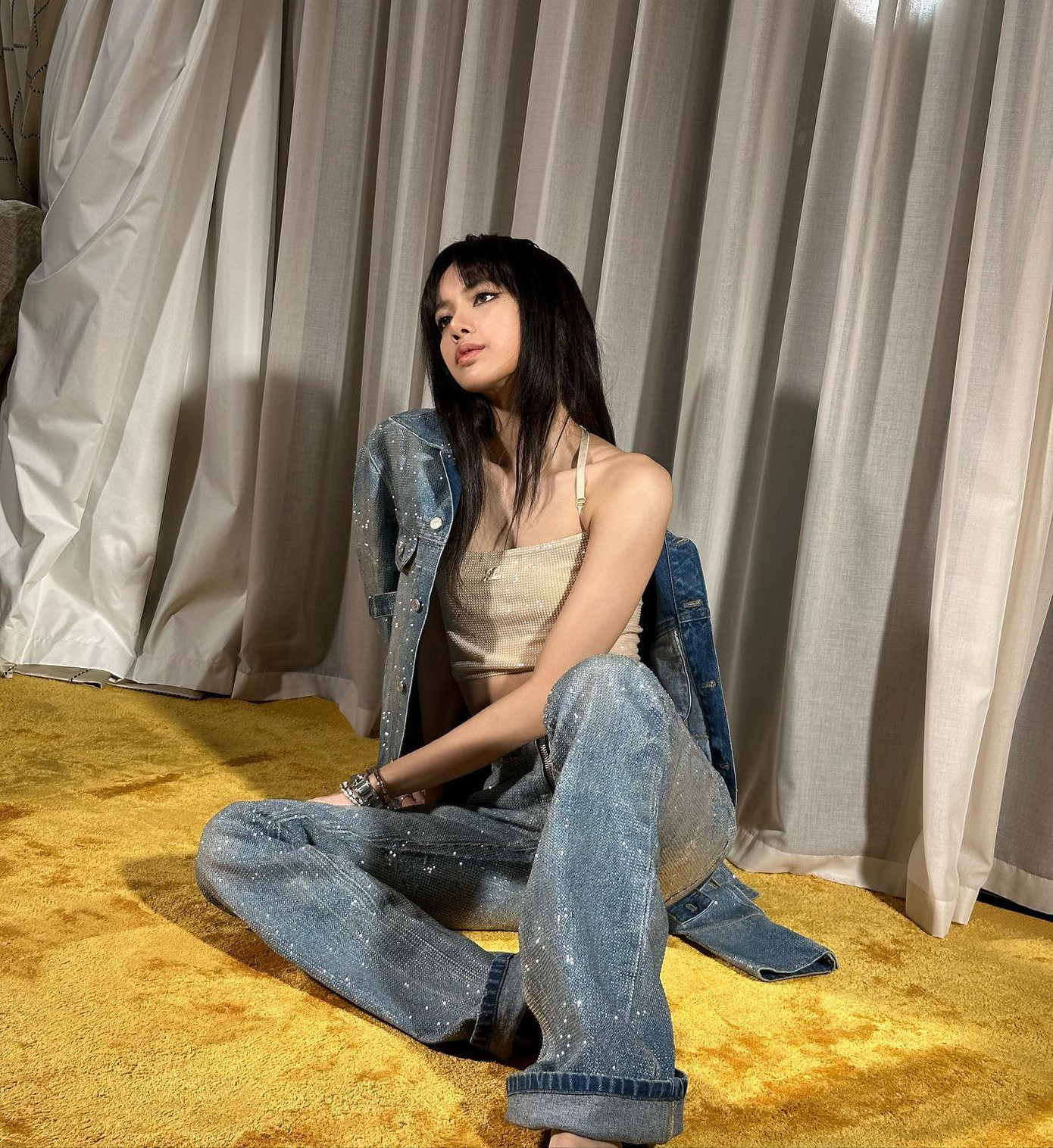 Bận rộn với lịch trình World Tour của BlackPink, Lisa vẫn năng suất cho các hoạt động cá nhân. Cô là ngôi sao trang bìa tạp chí Madame Figaro, được hãng trang sức cao cấp đẩy bìa. Bận rộn với lịch trình World Tour của BlackPink, Lisa vẫn năng suất cho các hoạt động cá nhân. Cô là ngôi sao trang bìa tạp chí Madame Figaro, được hãng trang sức cao cấp đẩy bìa.