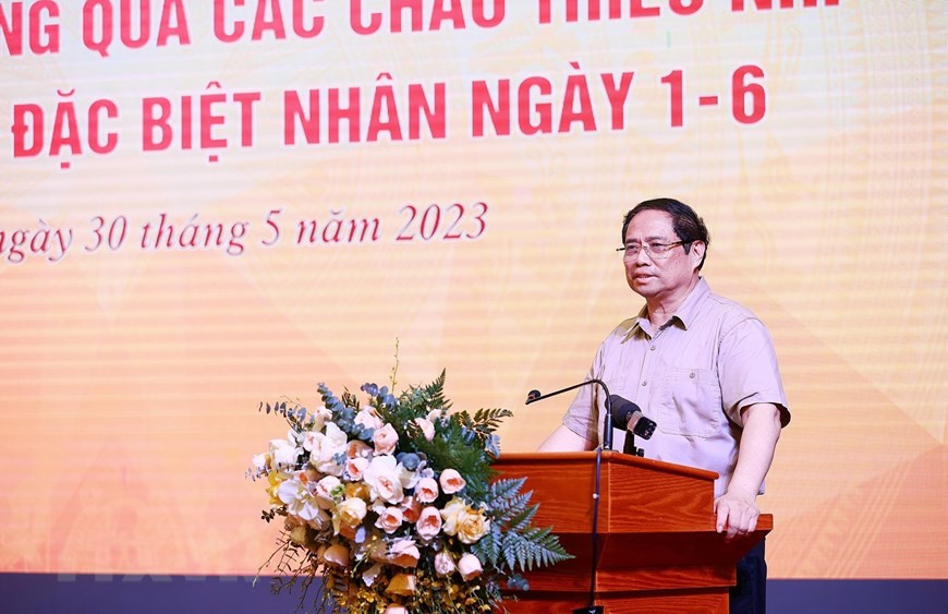 Thủ tướng Phạm Minh Chính phát biểu động viên học sinh có hoàn cảnh đặc biệt khó khăn. (Ảnh: Dương Giang/TTXVN)