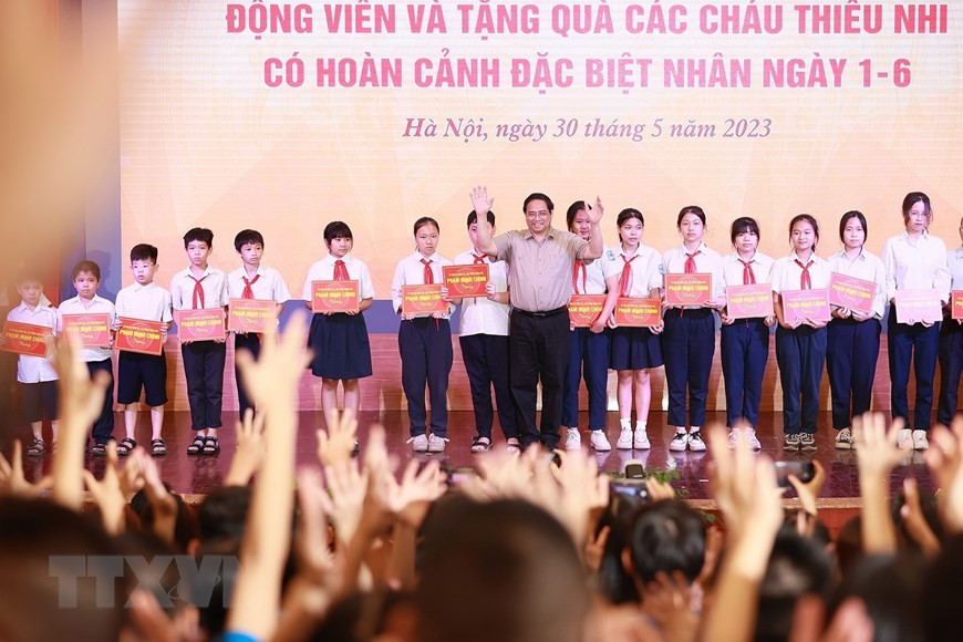 Thủ tướng Phạm Minh Chính trao học bổng học sinh Trường Phổ thông dân lập Herman Gmeiner. (Ảnh: Dương Giang/TTXVN)