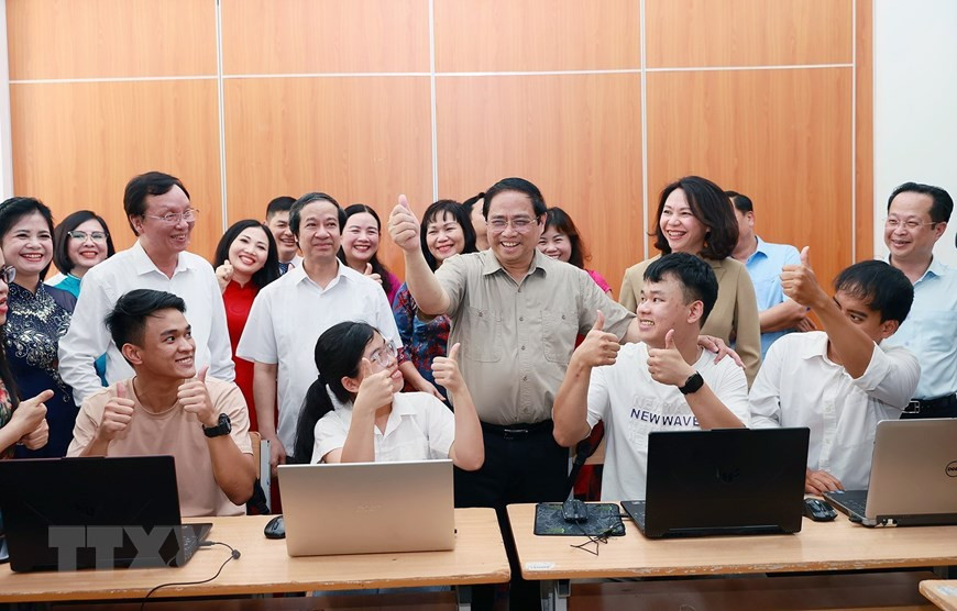 Thủ tướng Phạm Minh Chính với học sinh, sinh viên khuyết tật tại Trung tâm hỗ trợ phát triển giáo dục hòa nhập thuộc Trường Cao đẳng Sư phạm Trung ương. (Ảnh: Dương Giang/TTXVN)