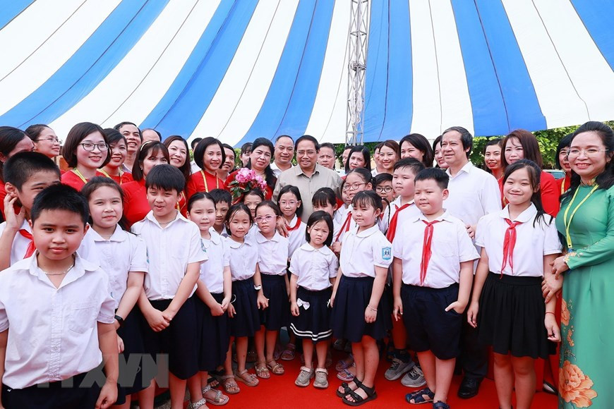 Thủ tướng Phạm Minh Chính với giáo viên, học sinh có hoàn cảnh đặc biệt khó khăn Trường Phổ thông dân lập Herman Gmeiner. (Ảnh: Dương Giang/TTXVN)