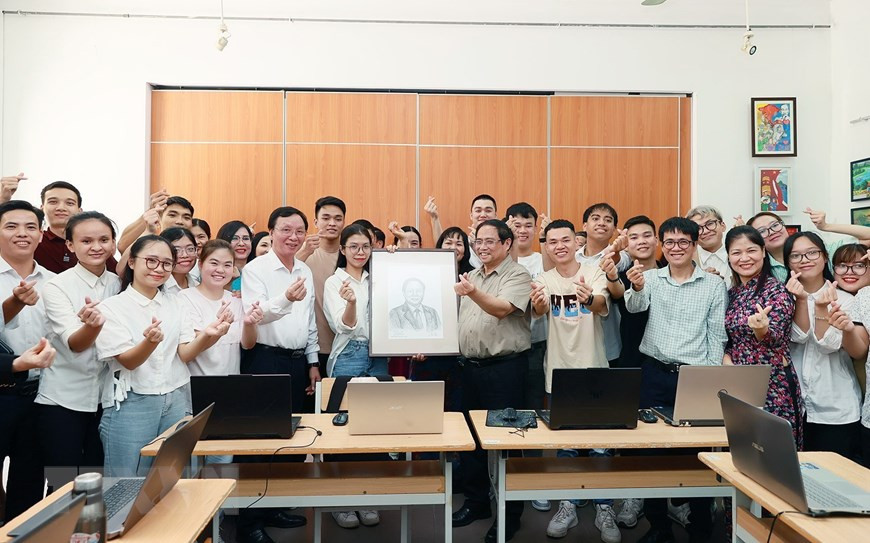 Thủ tướng Phạm Minh Chính với học sinh, sinh viên khuyết tật tại Trung tâm hỗ trợ phát triển giáo dục hòa nhập thuộc Trường Cao đẳng Sư phạm Trung ương. (Ảnh: Dương Giang/TTXVN)