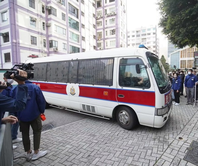 4 nghi phạm được cảnh sát áp giải đến tòa án. Ảnh: Wenweipo. 4 nghi phạm được cảnh sát áp giải đến tòa án. Ảnh: Wenweipo.