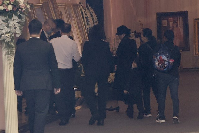 Ngày 19/6, gia đình và các con của người mẫu xấu số Thái Thiên Phượng đến nhà tang lễ từ sáng sớm.