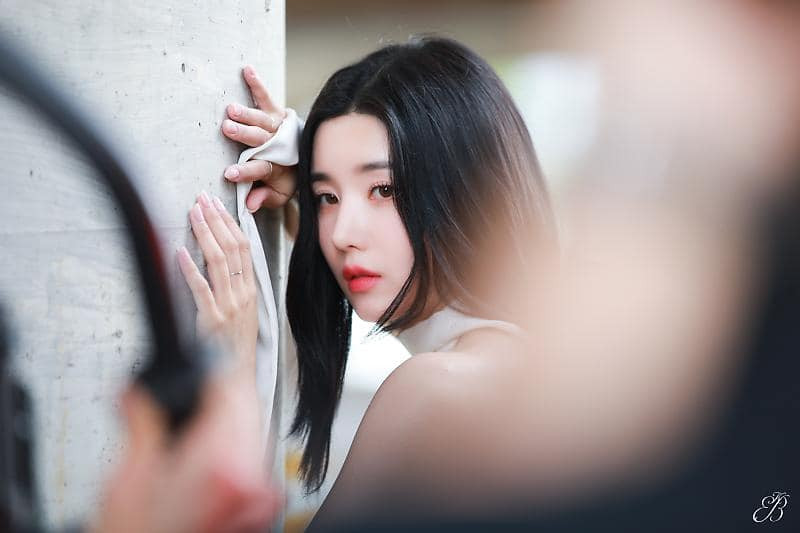 Kwon Eun Bi cho hay cô đã có cơ hội để đáp lại tấm lòng của anh trai bằng cách chi trả chi phí tổ chức đám cưới của anh. Nói về tình hình tài chính của mình, Eun Bi chia sẻ cô chọn đưa cho gia đình thẻ tín dụng để sử dụng thoải mái thay vì giữ số tiền lớn cho riêng mình. Kwon Eun Bi cho hay cô đã có cơ hội để đáp lại tấm lòng của anh trai bằng cách chi trả chi phí tổ chức đám cưới của anh. Nói về tình hình tài chính của mình, Eun Bi chia sẻ cô chọn đưa cho gia đình thẻ tín dụng để sử dụng thoải mái thay vì giữ số tiền lớn cho riêng mình.