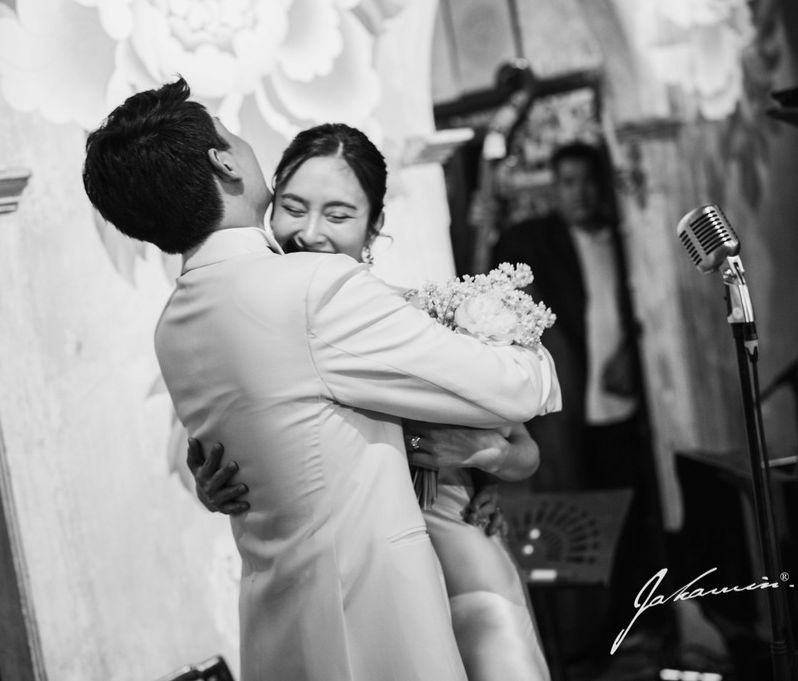 Nong Poy tên thật là Treechada Petcharat, nổi tiếng sau khi giành chiến thắng trong cuộc thi sắc đẹp Miss Tiffany và Miss International Queen năm 2004. Những danh hiệu này đưa cô trở thành ngôi sao giới giải trí hàng đầu xứ chùa vàng và châu Á. Cô được mệnh danh là Hoa hậu chuyển giới đẹp nhất Thái Lan, đảm nhiệm được nhiều vai trò như người mẫu, diễn viên…