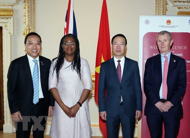 Chủ tịch nước Võ Văn Thưởng với Phó Chủ tịch Hạ viện Anh Nigel Evans và Bộ trưởng Kinh doanh và Thương mại Anh Kemi Badenoch. (Ảnh: Thống Nhất/TTXVN)