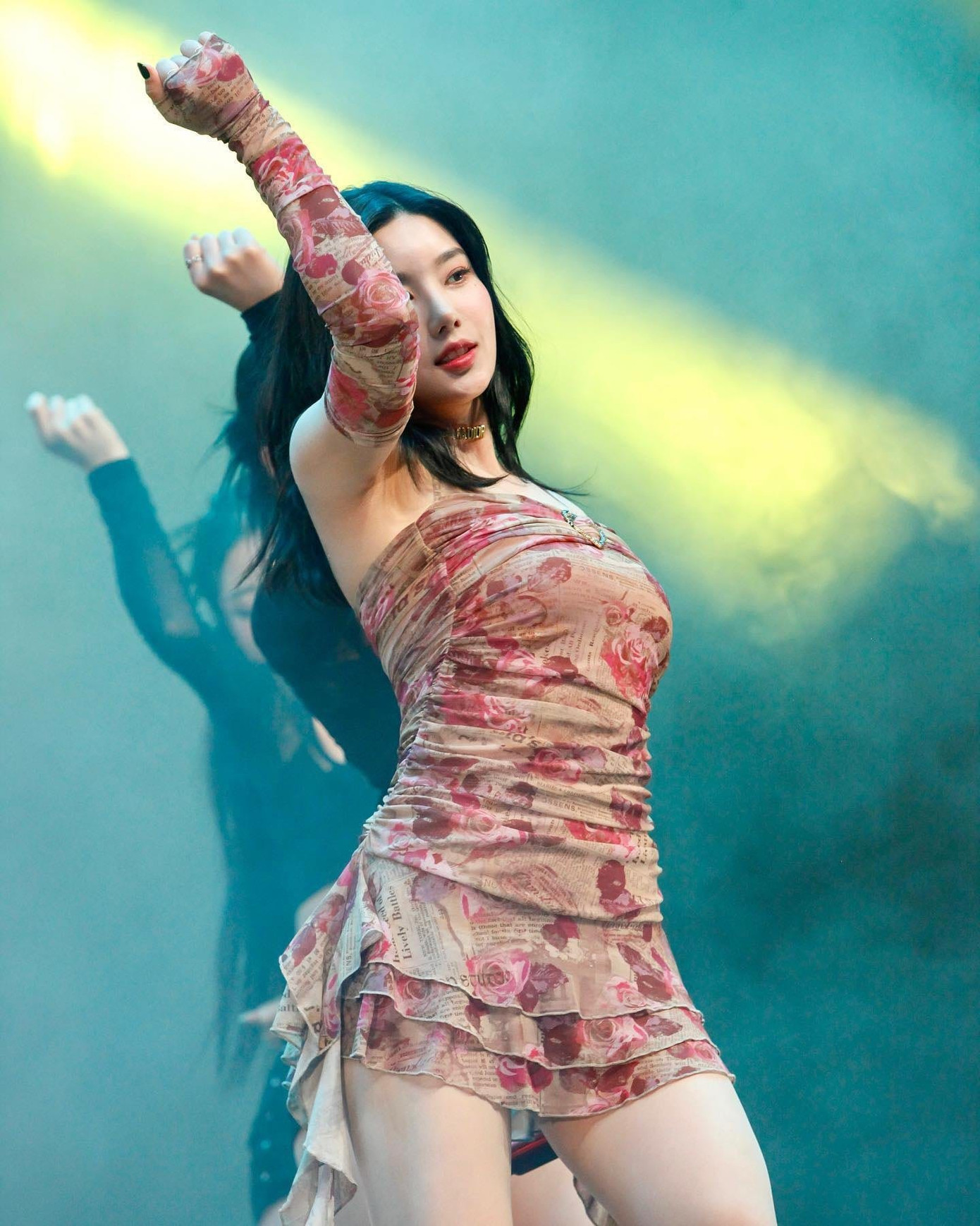 Không chỉ có kỹ năng sân khấu tốt, Eun Bi được đánh giá toàn diện về hát, nhảy. Nữ ca sĩ chia sẻ trên SCMP: “Khi còn là thực tập sinh, tôi chỉ có một mục tiêu duy nhất là được ra mắt. Khi còn ở IZ*ONE, mục tiêu của tôi là được mọi người yêu mến. Bây giờ, khi hoạt động solo, tôi muốn tạo ra âm nhạc của riêng mình và đó là điều tôi đang cố gắng thực hiện. Tôi chỉ cố gắng thể hiện ‘Kwon Eun Bi, là chính tôi’ thông qua các bài hát”. Ảnh: Twitter.