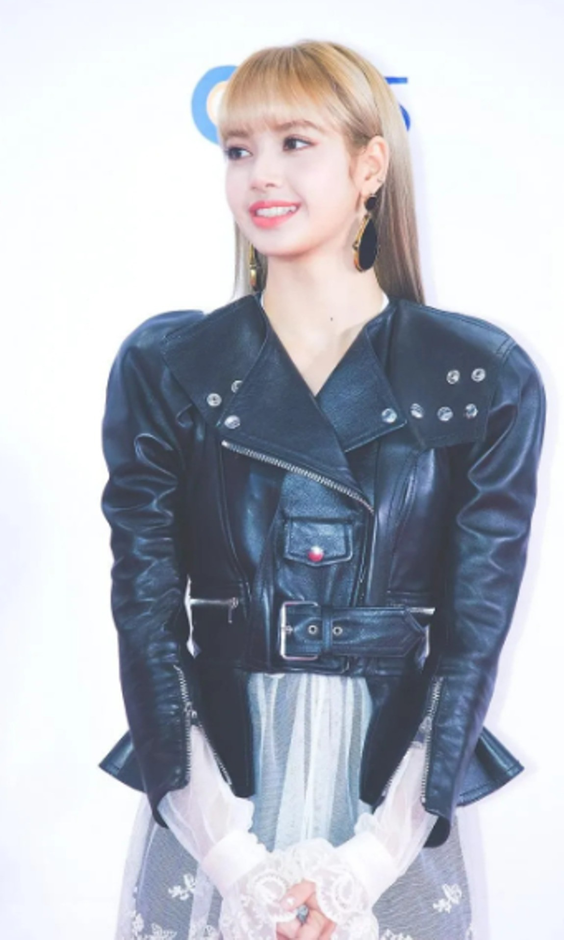 Theo thời gian, gu ăn mặc của Lisa trở nên cá tính hơn. Vào năm 2018 khi xuất hiện tại SBS Gayo Daejeon, Lisa diện chiếc váy xuyên thấu kết hợp với áo khoác biker. Ảnh: Getty Theo thời gian, gu ăn mặc của Lisa trở nên cá tính hơn. Vào năm 2018 khi xuất hiện tại SBS Gayo Daejeon, Lisa diện chiếc váy xuyên thấu kết hợp với áo khoác biker. Ảnh: Getty