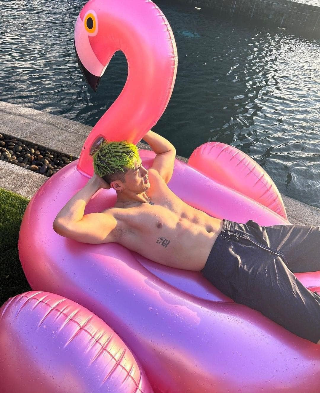 Ẩm thực và cảnh sắc là điều khiến các thành viên thích thú. Nhóm KARD thưởng thức cà phê, vải thiều và không thể thiếu món phở bò.